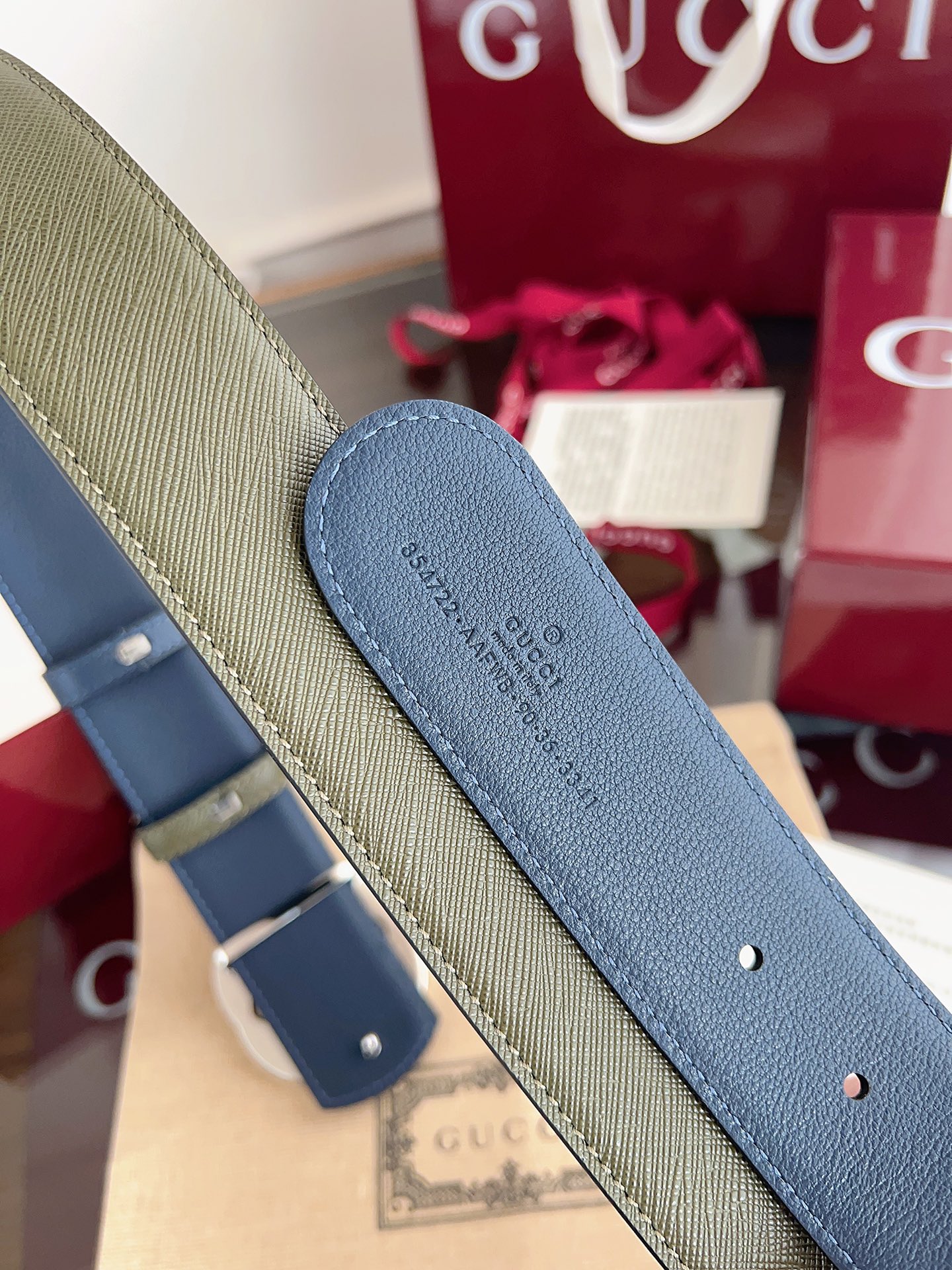 Gucci 这款男士腰带亮眼吸睛，是2026早春系列之一。腰带扣设有一个销钉，可轻松翻转互扣式双G造型配
