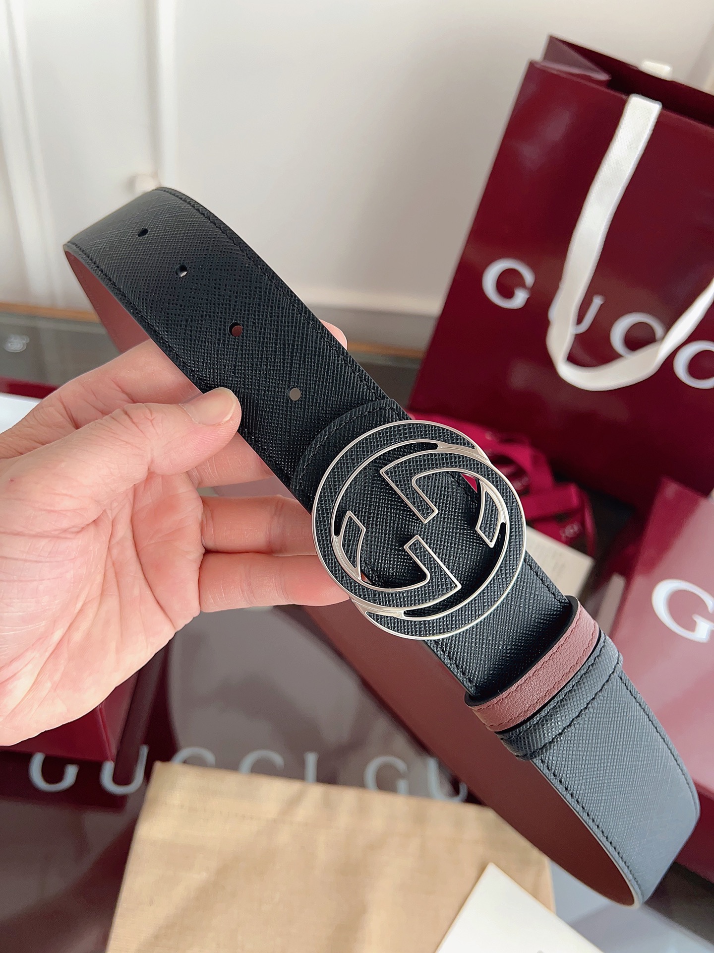 Gucci 这款男士腰带亮眼吸睛，是2026早春系列之一。腰带扣设有一个销钉，可轻松翻转互扣式双G造型配