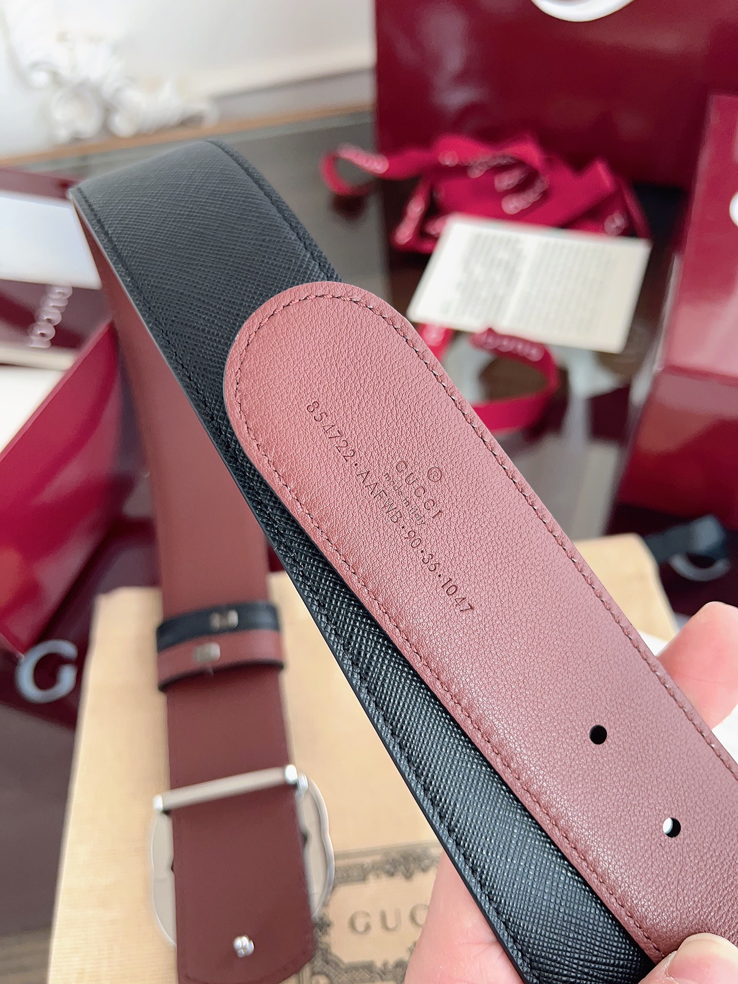 Gucci 这款男士腰带亮眼吸睛，是2026早春系列之一。腰带扣设有一个销钉，可轻松翻转互扣式双G造型配