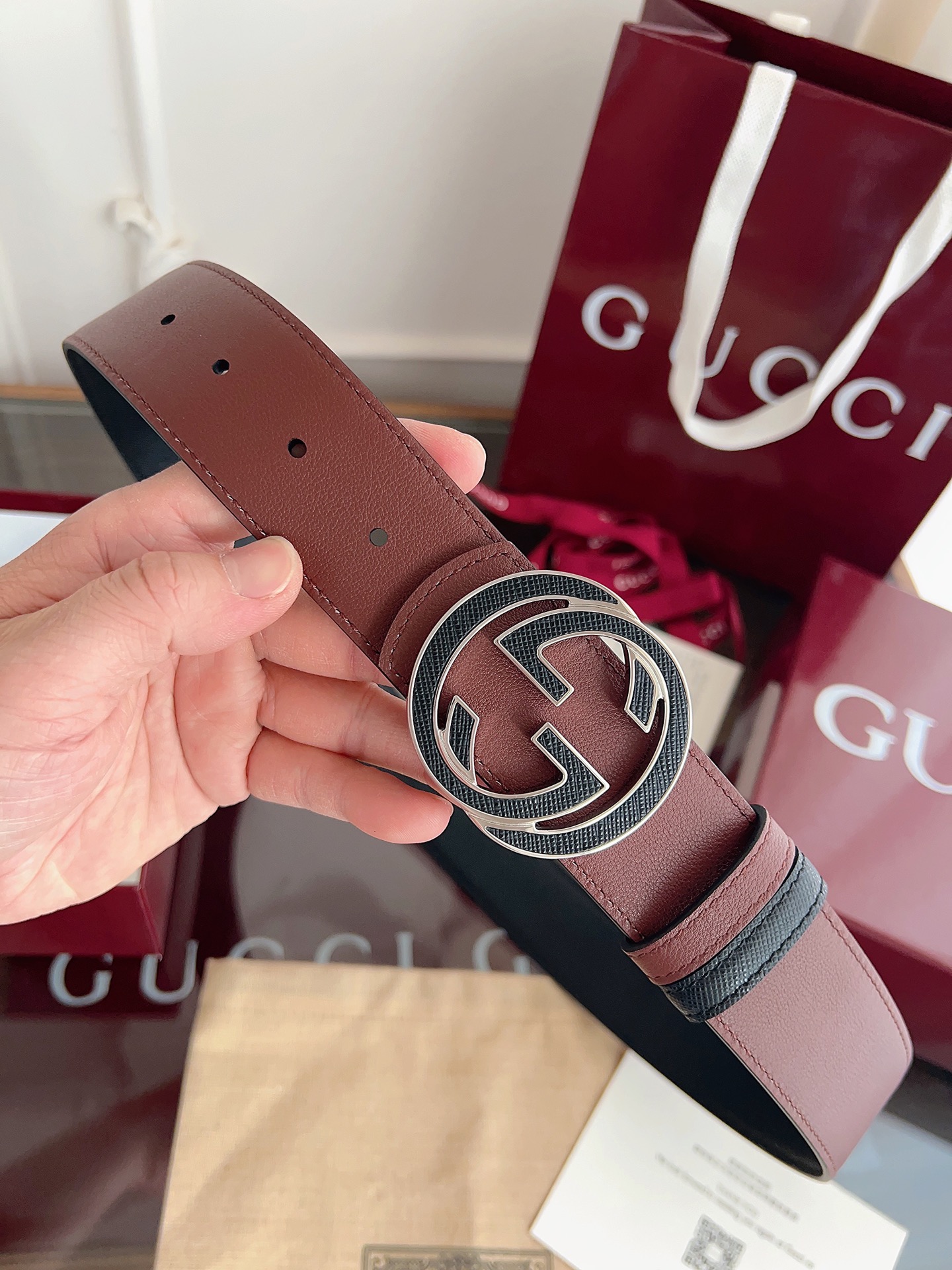 Gucci 这款男士腰带亮眼吸睛，是2026早春系列之一。腰带扣设有一个销钉，可轻松翻转互扣式双G造型配