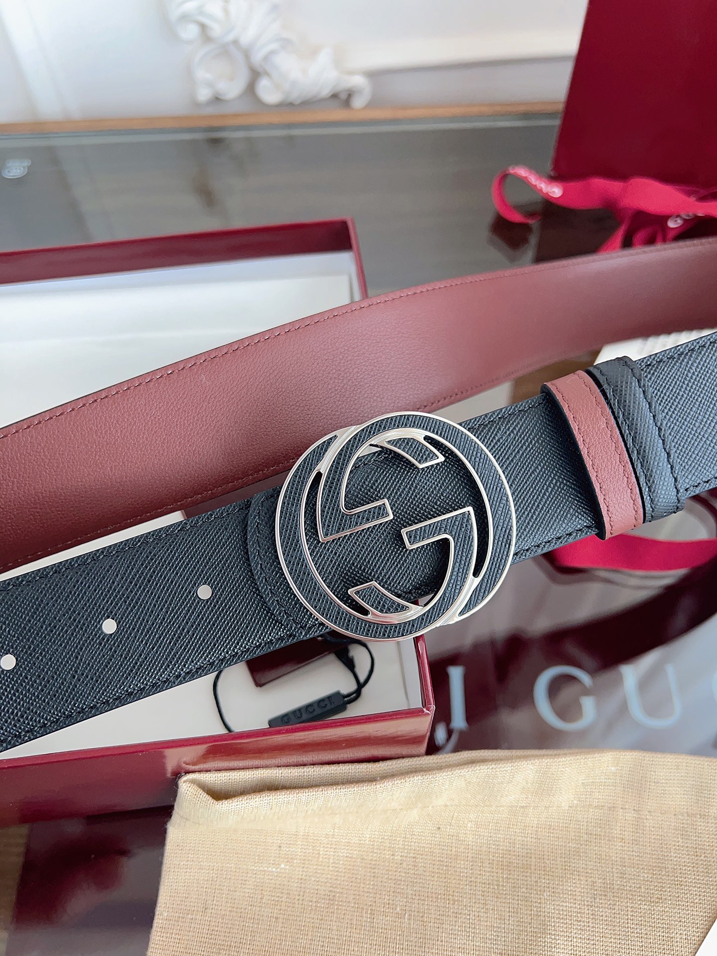 Gucci 这款男士腰带亮眼吸睛，是2026早春系列之一。腰带扣设有一个销钉，可轻松翻转互扣式双G造型配