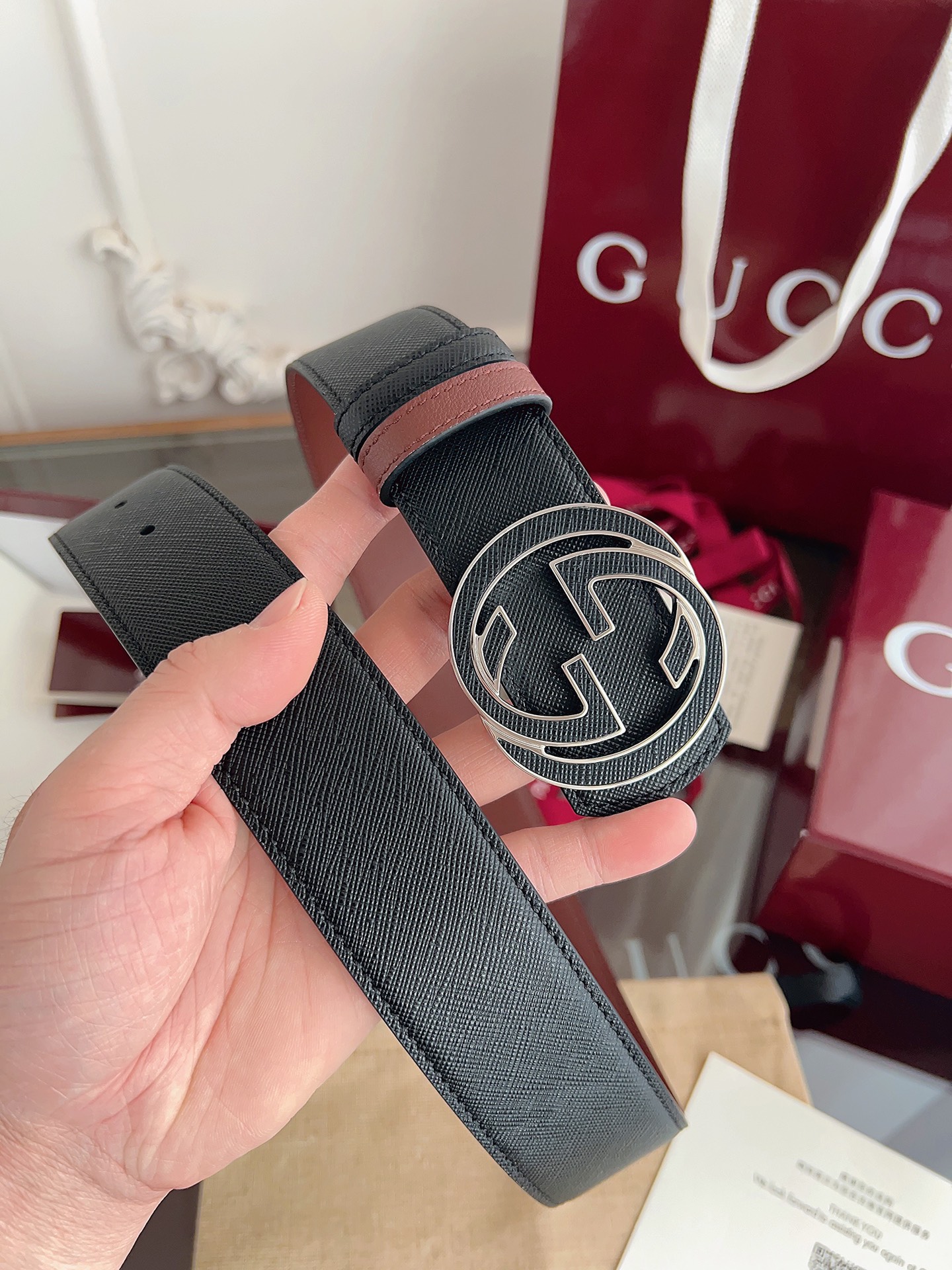 Gucci 这款男士腰带亮眼吸睛，是2026早春系列之一。腰带扣设有一个销钉，可轻松翻转互扣式双G造型配