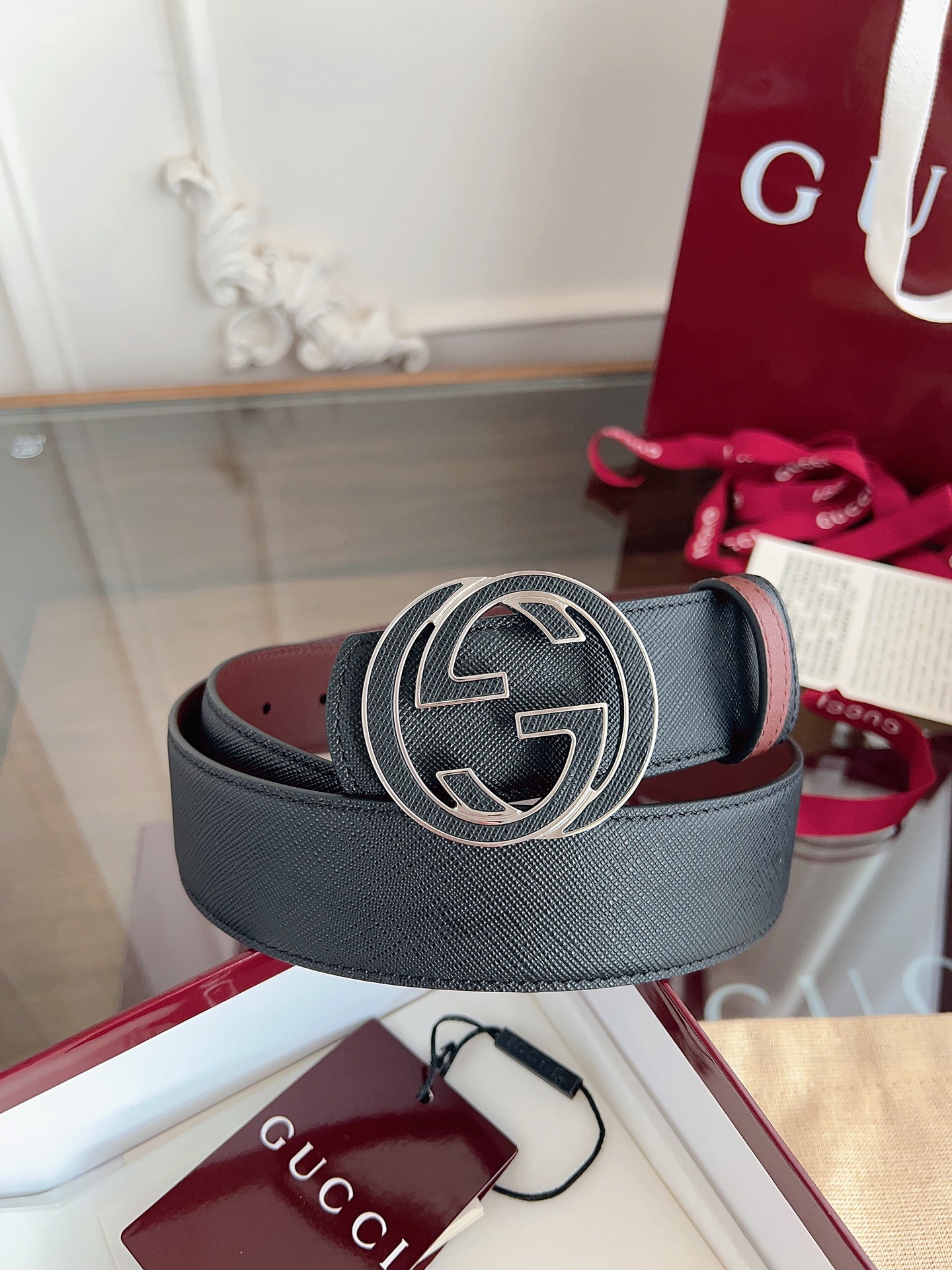 Gucci 这款男士腰带亮眼吸睛，是2026早春系列之一。腰带扣设有一个销钉，可轻松翻转互扣式双G造型配