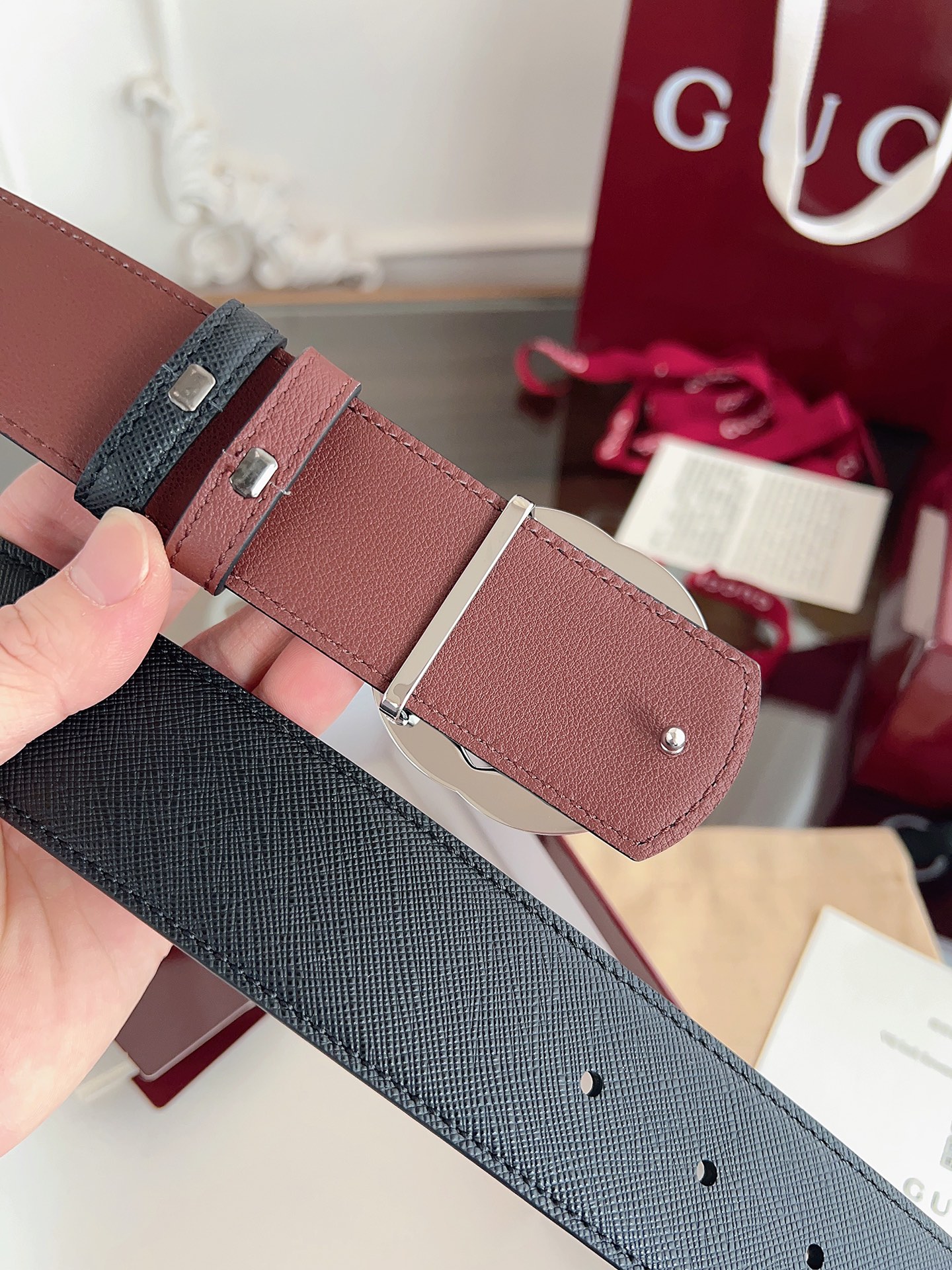 Gucci 这款男士腰带亮眼吸睛，是2026早春系列之一。腰带扣设有一个销钉，可轻松翻转互扣式双G造型配