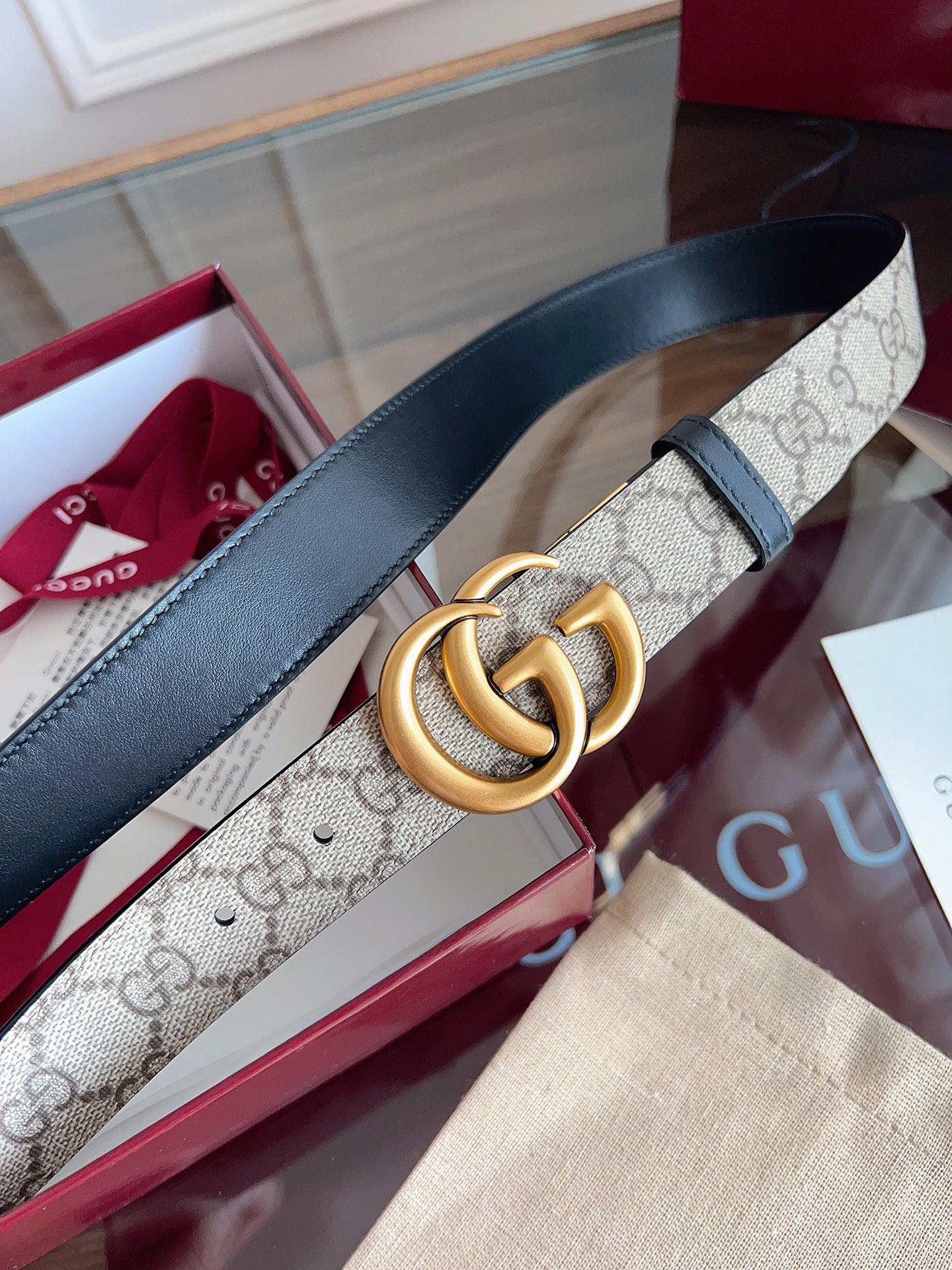Gucci  92TIC 杏棕色 SuPreme PVC老花 小牛皮黑底 宽度3.0cm 复古GG旋转扣
