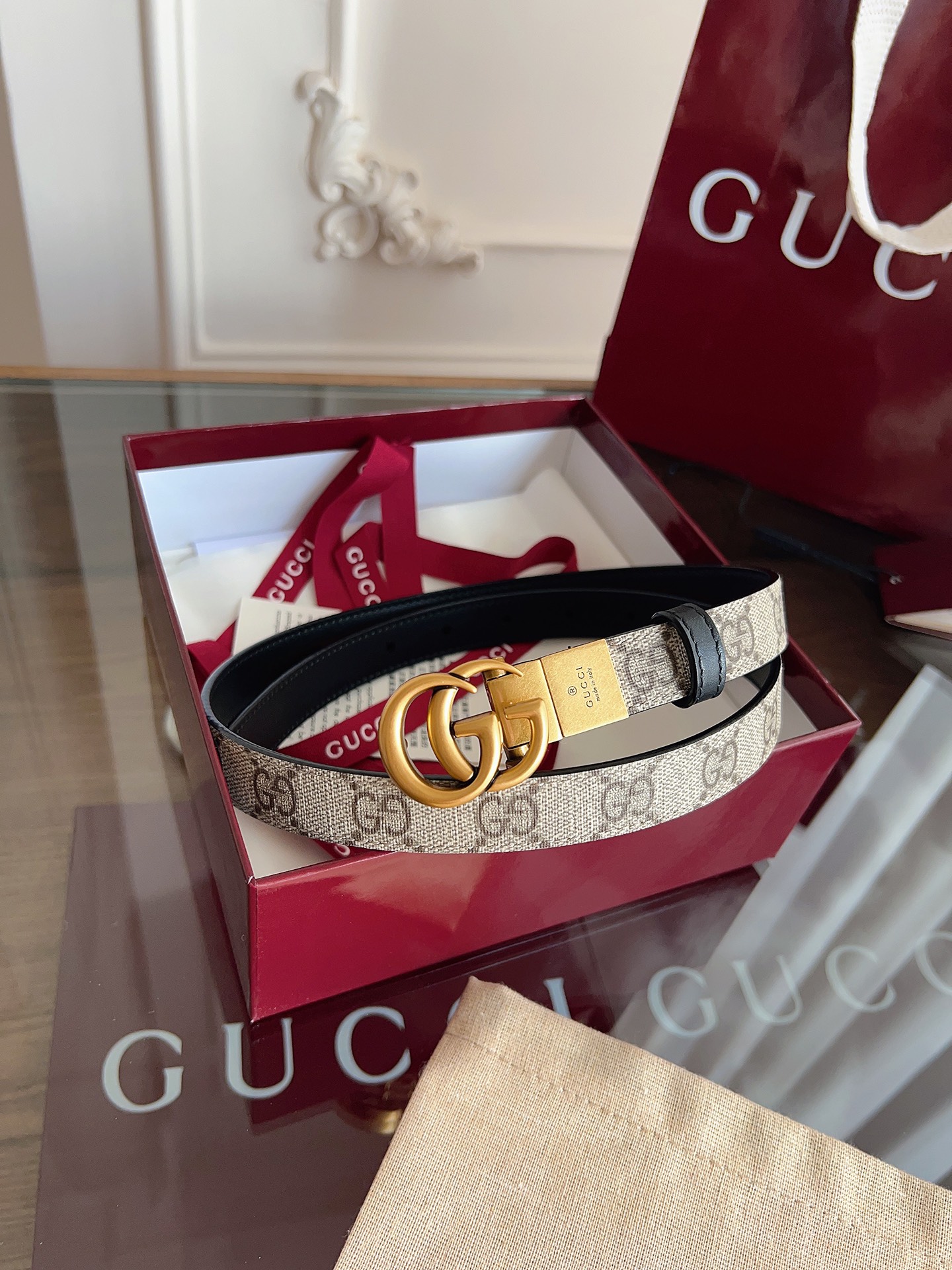 Gucci  92TIC 杏棕色 SuPreme PVC老花 小牛皮黑底 宽度2.0cm 复古GG旋转扣