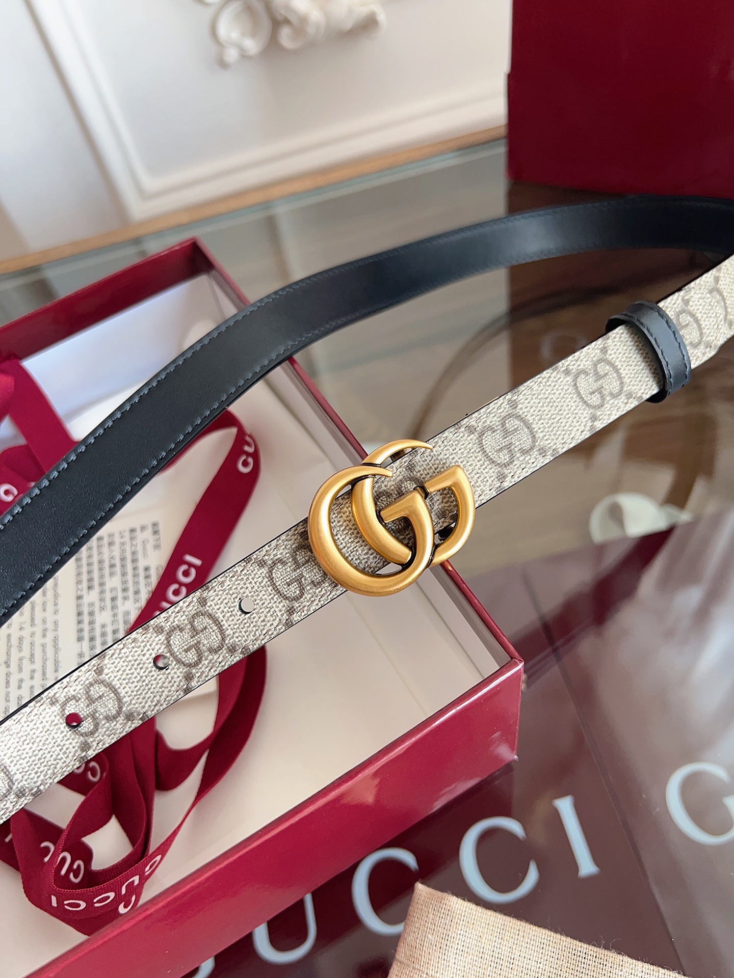 Gucci  92TIC 杏棕色 SuPreme PVC老花 小牛皮黑底 宽度2.0cm 复古GG旋转扣
