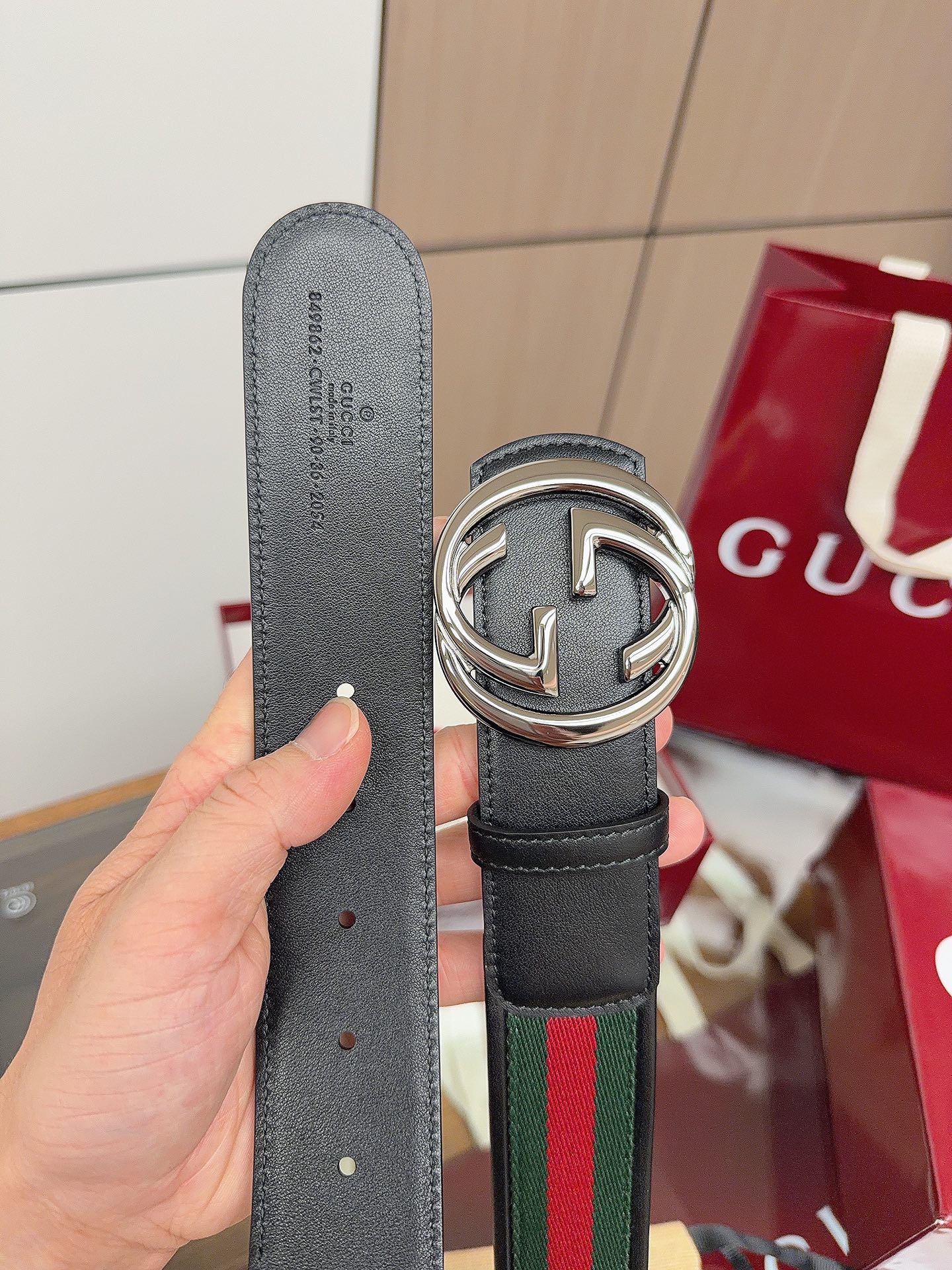 Gucci 这款男士腰带亮眼吸睛，是2026早春系列之一。腰带扣设有一个销钉，可轻松翻转互扣式双G造型配