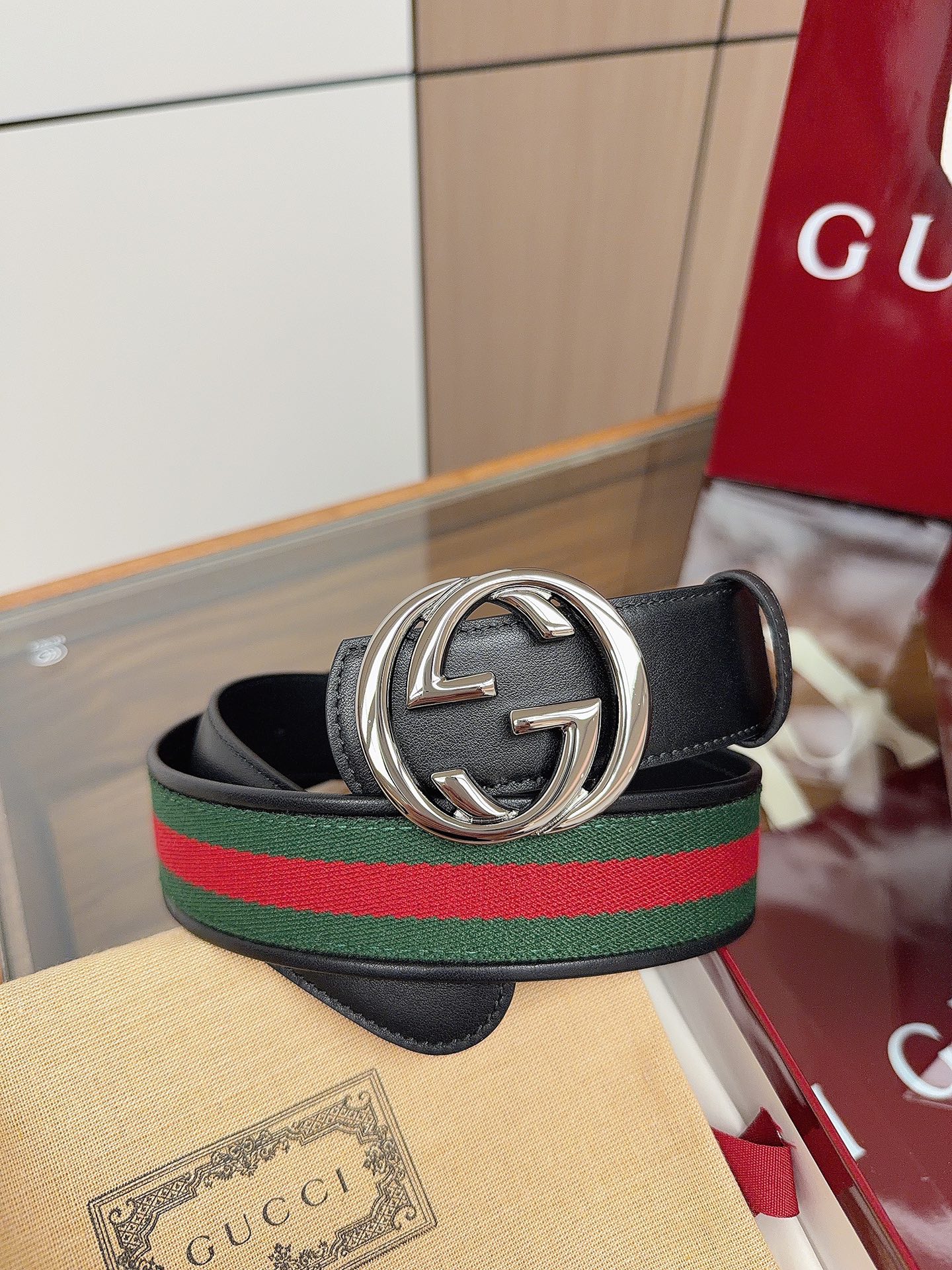 Gucci 这款男士腰带亮眼吸睛，是2026早春系列之一。腰带扣设有一个销钉，可轻松翻转互扣式双G造型配