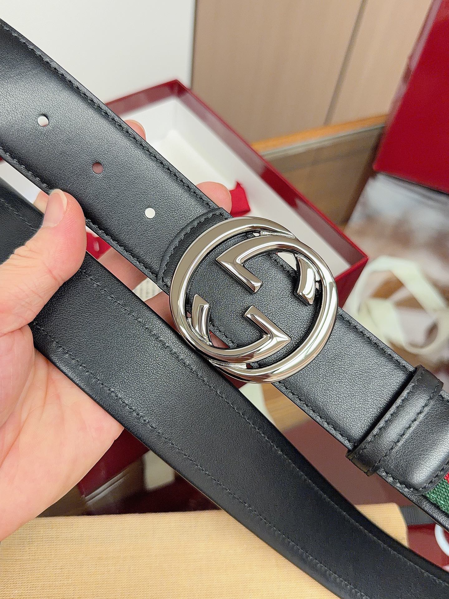 Gucci 这款男士腰带亮眼吸睛，是2026早春系列之一。腰带扣设有一个销钉，可轻松翻转互扣式双G造型配