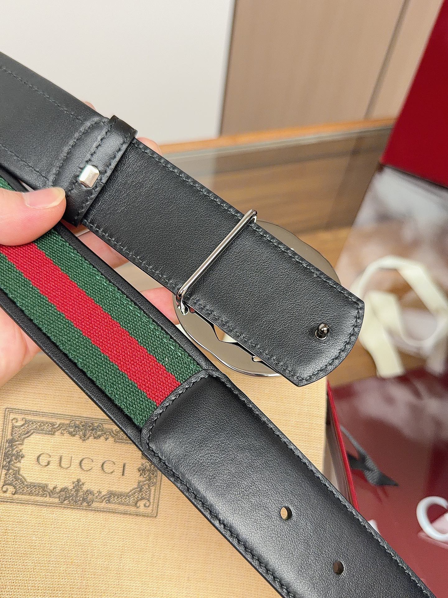 Gucci 这款男士腰带亮眼吸睛，是2026早春系列之一。腰带扣设有一个销钉，可轻松翻转互扣式双G造型配