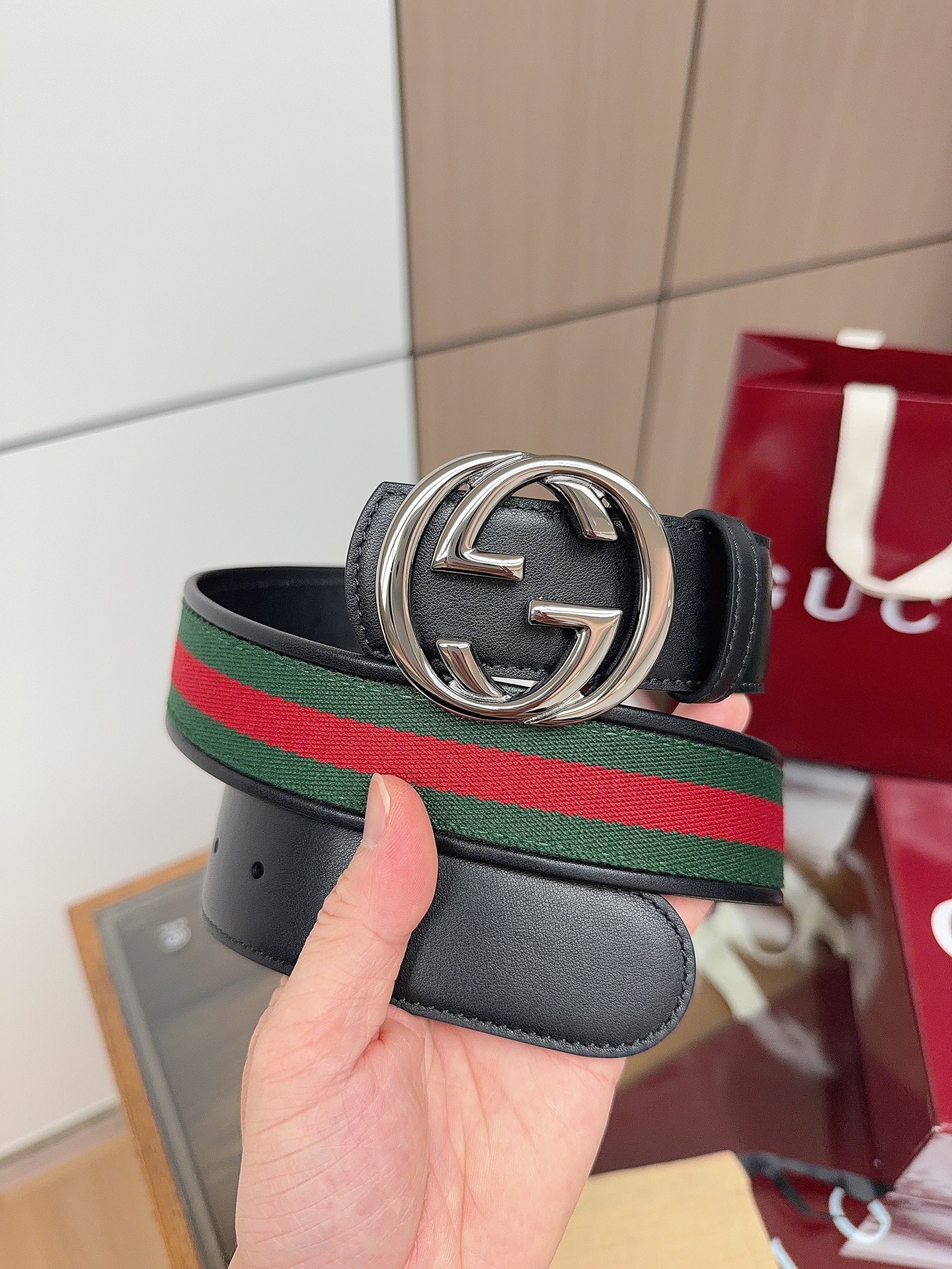 NO:882542,Gucci's eye-catching men's belt is one of the 2026 early spring series. The belt buckle has a pin that can easily flip the interlocking double G styling accessories. One side is red and green webbing canvas, the other side is black leather, width 4cm, belt, gucci19860909Gucci 这款男士腰带亮眼吸睛,是2026早春系列之一.腰带扣设有一个销钉,可轻松翻转互扣式双G造型配件.一面为红绿织带帆布,另一面为黑色皮革,宽度4cm,皮带,gucci,Belt