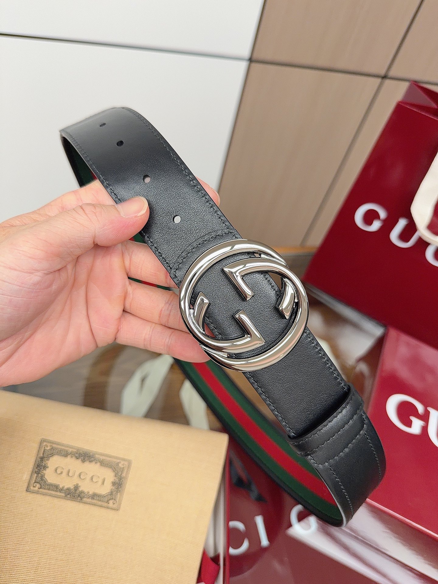 Gucci 这款男士腰带亮眼吸睛，是2026早春系列之一。腰带扣设有一个销钉，可轻松翻转互扣式双G造型配
