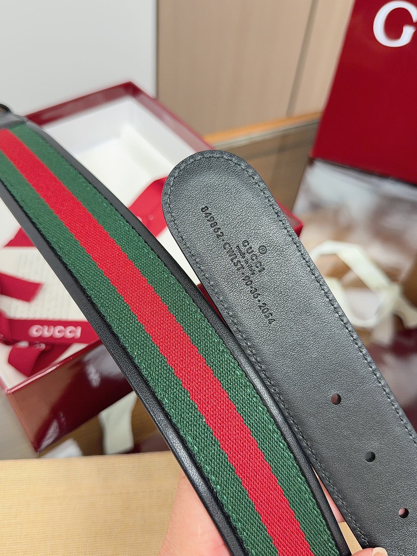 Gucci 这款男士腰带亮眼吸睛，是2026早春系列之一。腰带扣设有一个销钉，可轻松翻转互扣式双G造型配