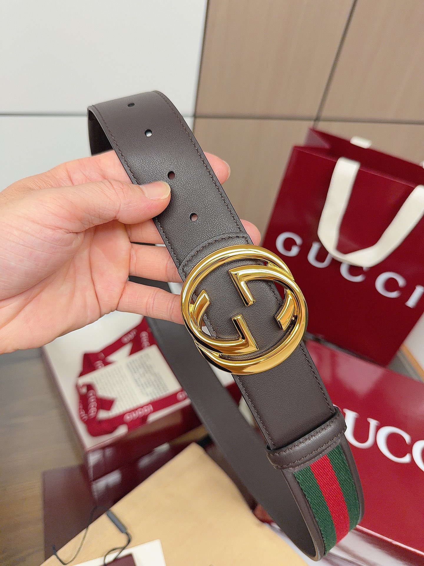 Gucci 这款男士腰带亮眼吸睛，是2026早春系列之一。腰带扣设有一个销钉，可轻松翻转互扣式双G造型配
