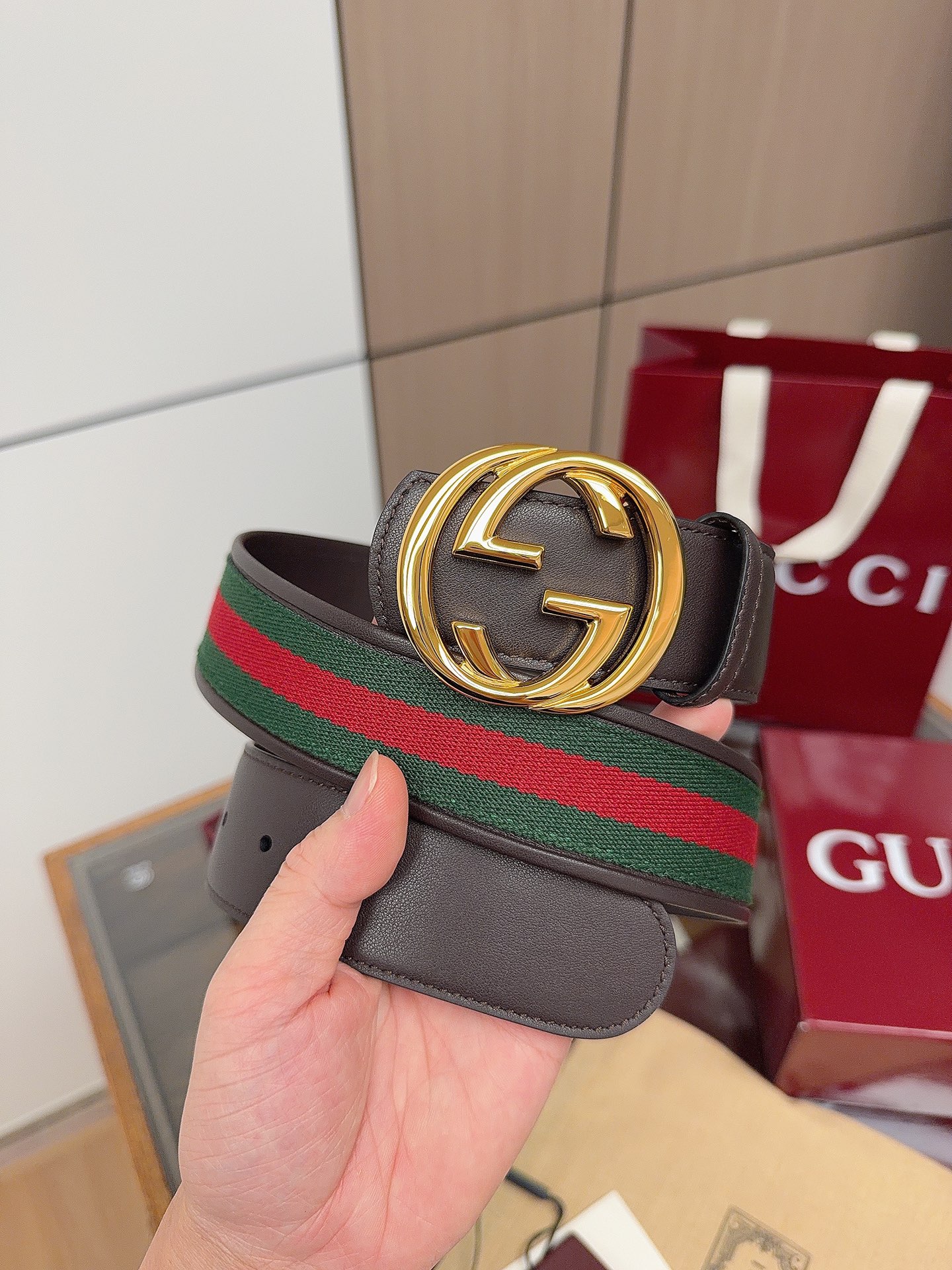 NO:882544,Gucci's eye-catching men's belt is one of the 2026 early spring series. The belt buckle has a pin that can easily flip the interlocking double G styling accessories. One side is red and green webbing canvas, the other side is brown leather, width 4cm, belt, gucci19860909Gucci 这款男士腰带亮眼吸睛,是2026早春系列之一.腰带扣设有一个销钉,可轻松翻转互扣式双G造型配件.一面为红绿织带帆布,另一面为棕色皮革,宽度4cm,皮带,gucci,Belt