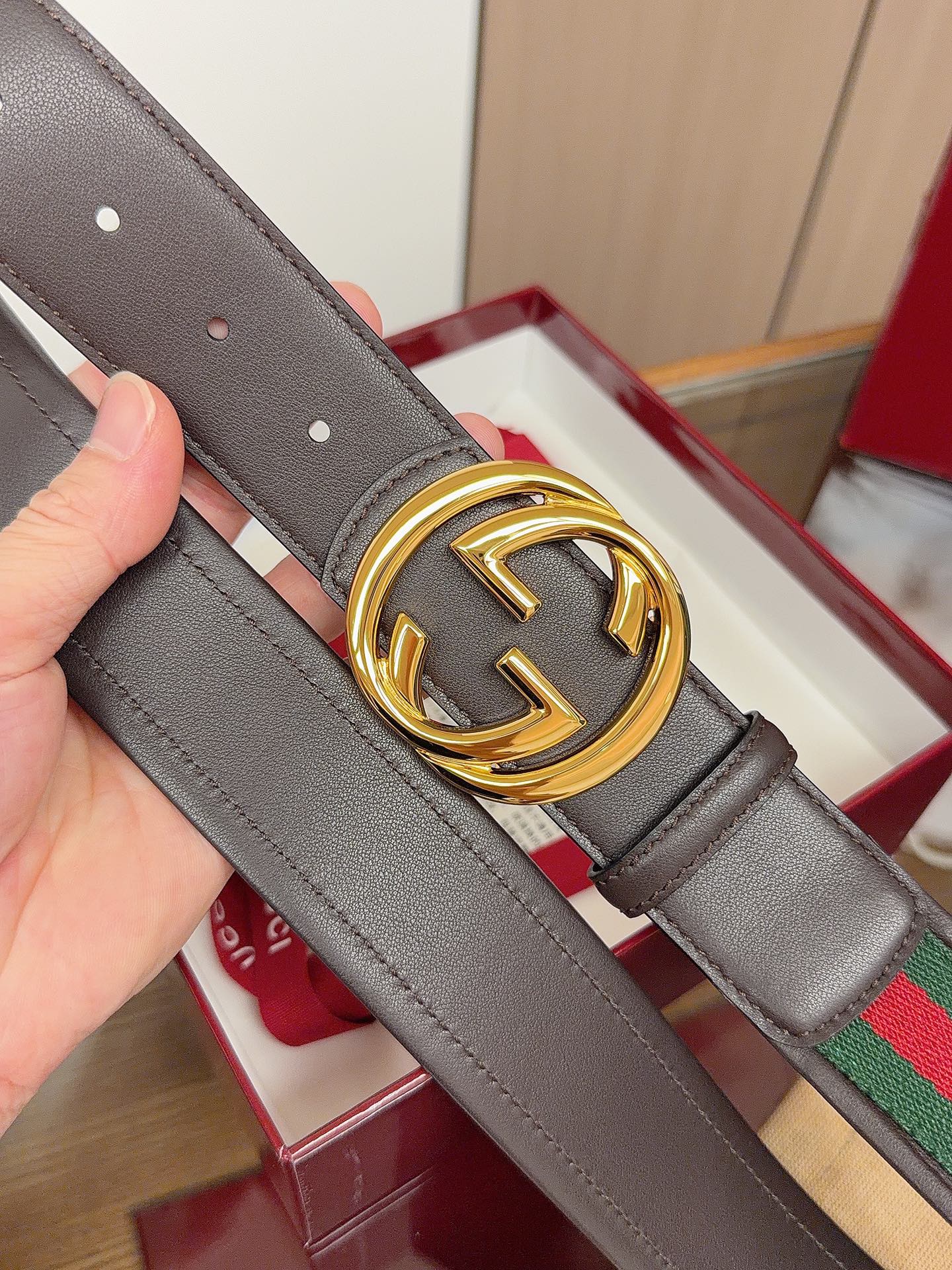 Gucci 这款男士腰带亮眼吸睛，是2026早春系列之一。腰带扣设有一个销钉，可轻松翻转互扣式双G造型配
