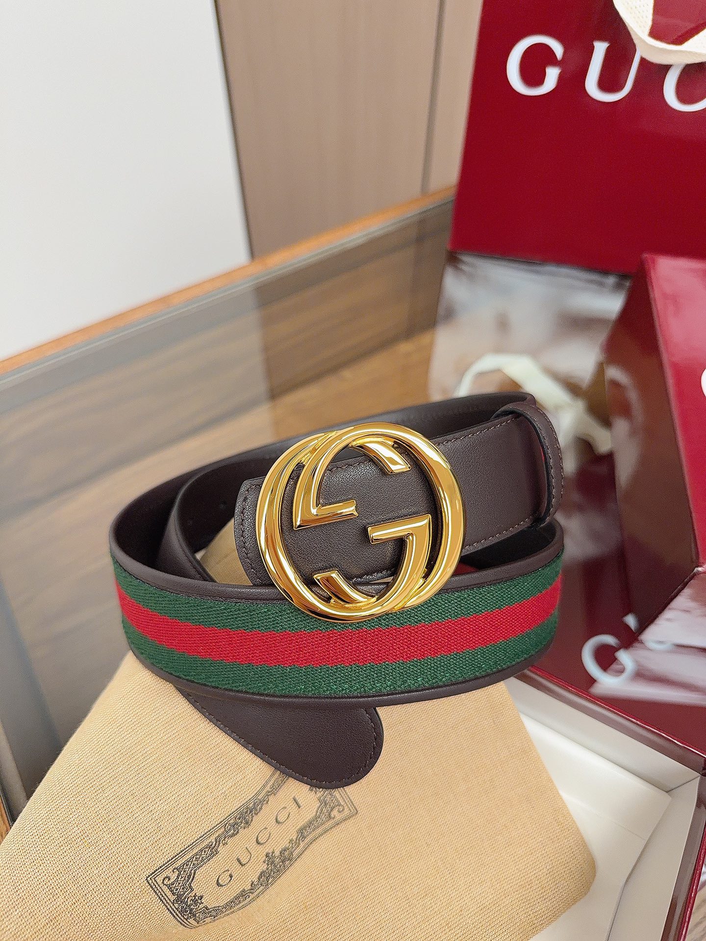 Gucci 这款男士腰带亮眼吸睛，是2026早春系列之一。腰带扣设有一个销钉，可轻松翻转互扣式双G造型配