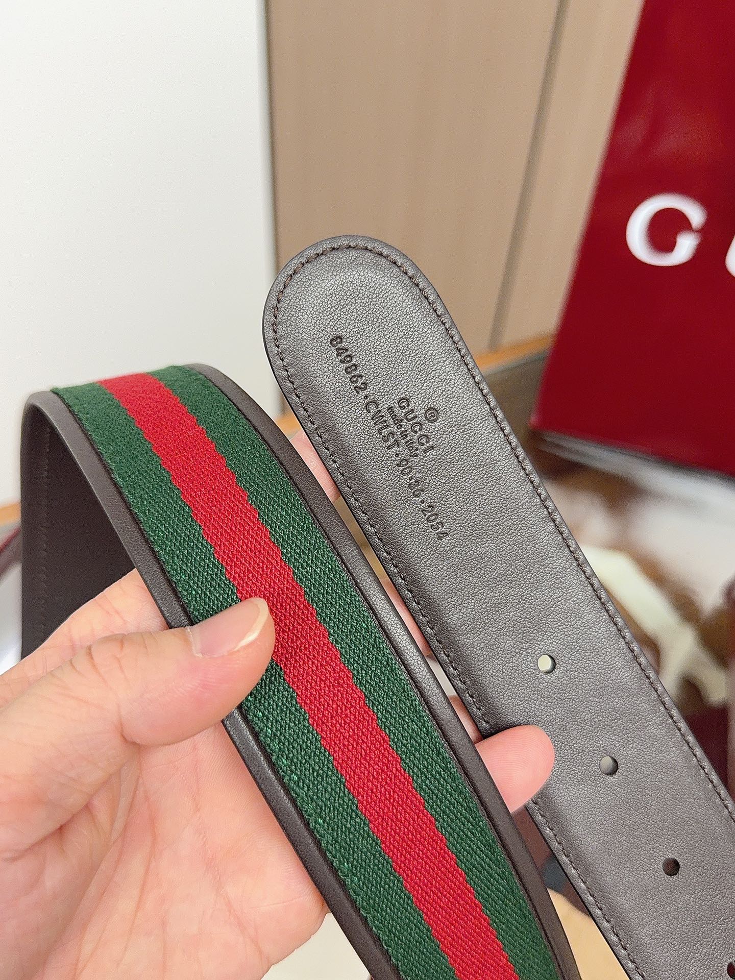 Gucci 这款男士腰带亮眼吸睛，是2026早春系列之一。腰带扣设有一个销钉，可轻松翻转互扣式双G造型配