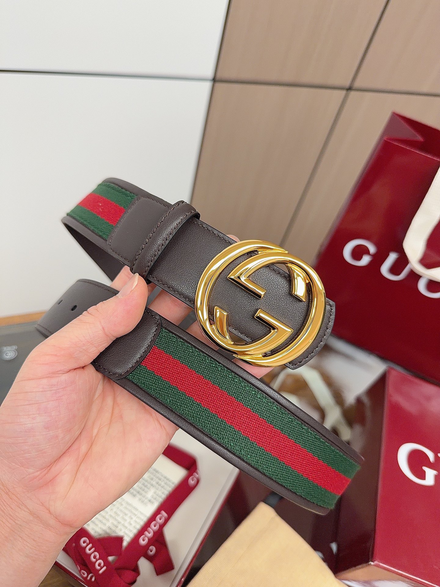 Gucci 这款男士腰带亮眼吸睛，是2026早春系列之一。腰带扣设有一个销钉，可轻松翻转互扣式双G造型配
