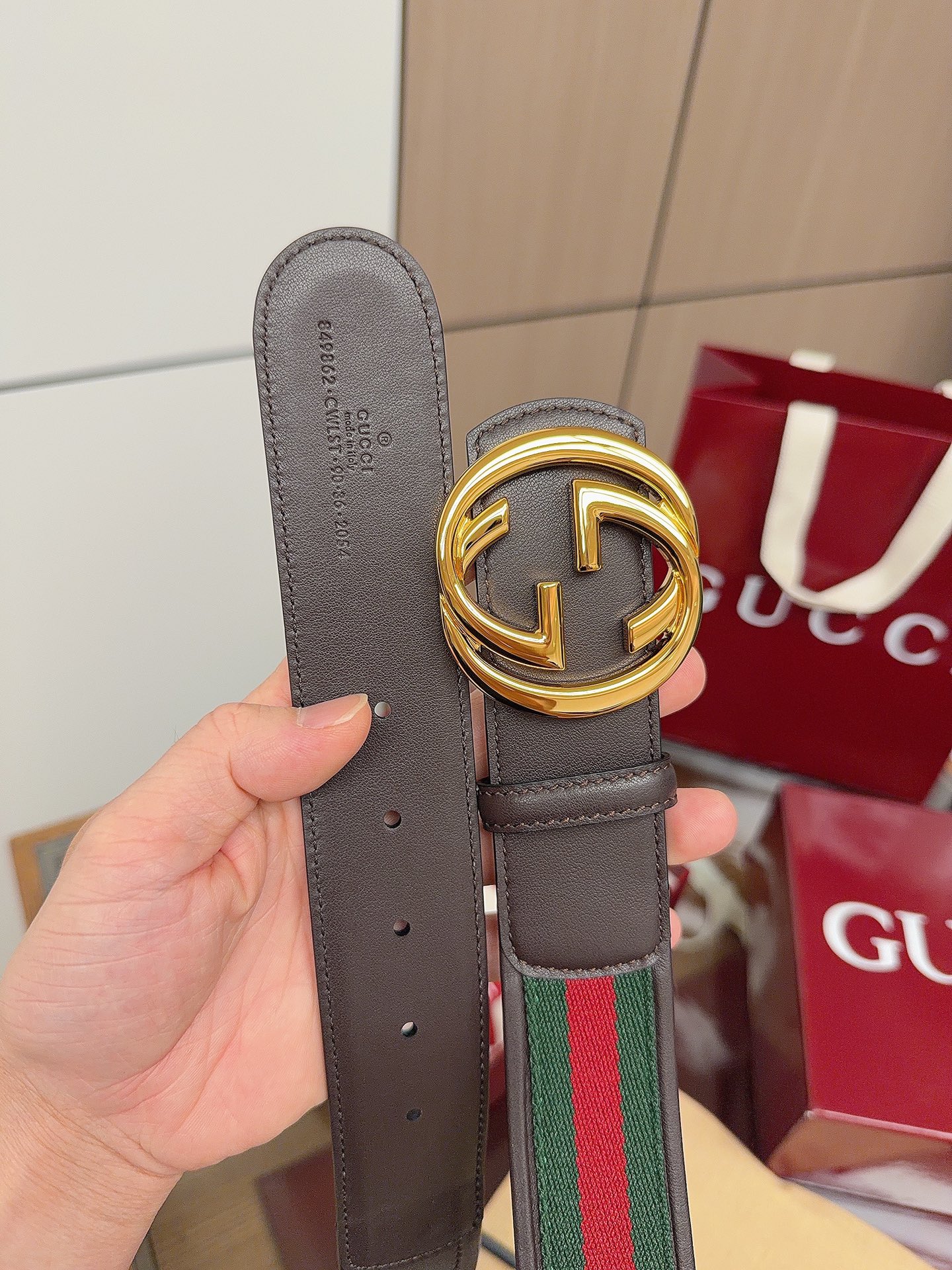 Gucci 这款男士腰带亮眼吸睛，是2026早春系列之一。腰带扣设有一个销钉，可轻松翻转互扣式双G造型配