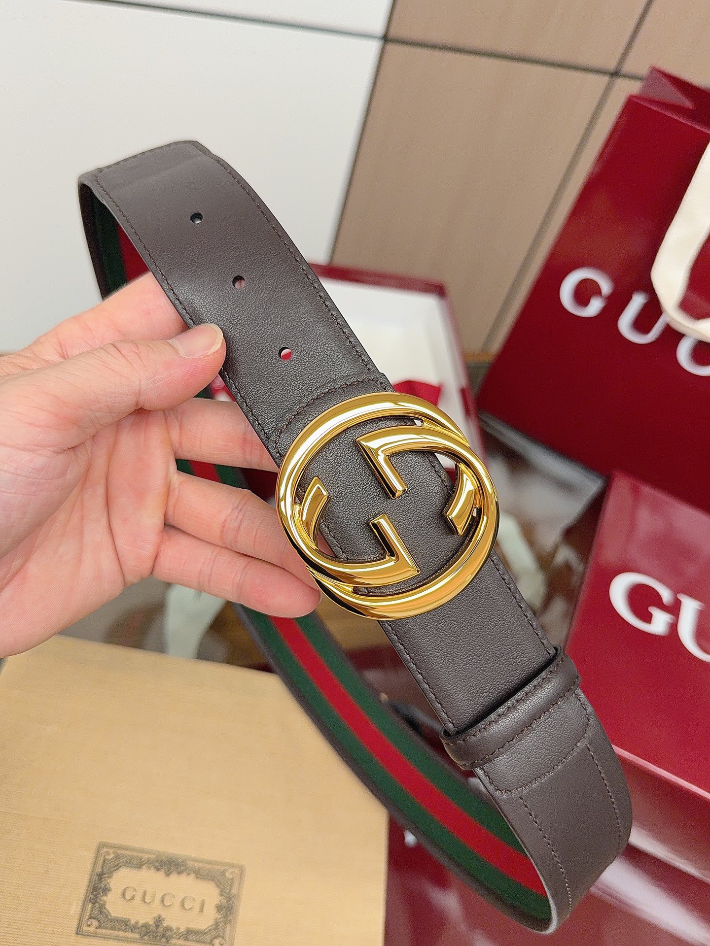 Gucci 这款男士腰带亮眼吸睛，是2026早春系列之一。腰带扣设有一个销钉，可轻松翻转互扣式双G造型配