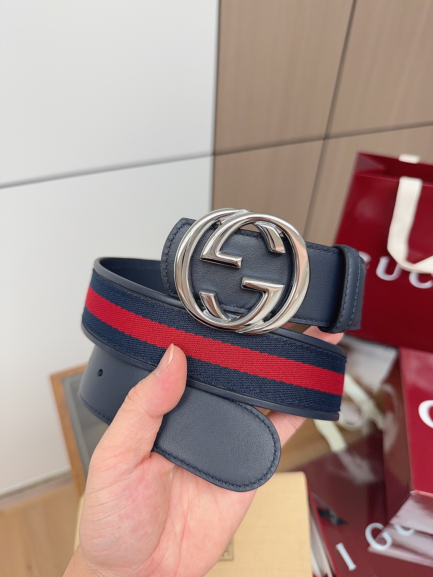 NO:882549,Gucci's eye-catching men's belt is one of the 2026 early spring series. The belt buckle has a pin that can easily flip the interlocking double G styling accessories. One side is red and blue webbing canvas, the other side is blue leather, width 4cm, belt, gucci19860909Gucci 这款男士腰带亮眼吸睛,是2026早春系列之一.腰带扣设有一个销钉,可轻松翻转互扣式双G造型配件.一面为红蓝织带帆布,另一面为蓝色皮革,宽度4cm,皮带,gucci,Belt