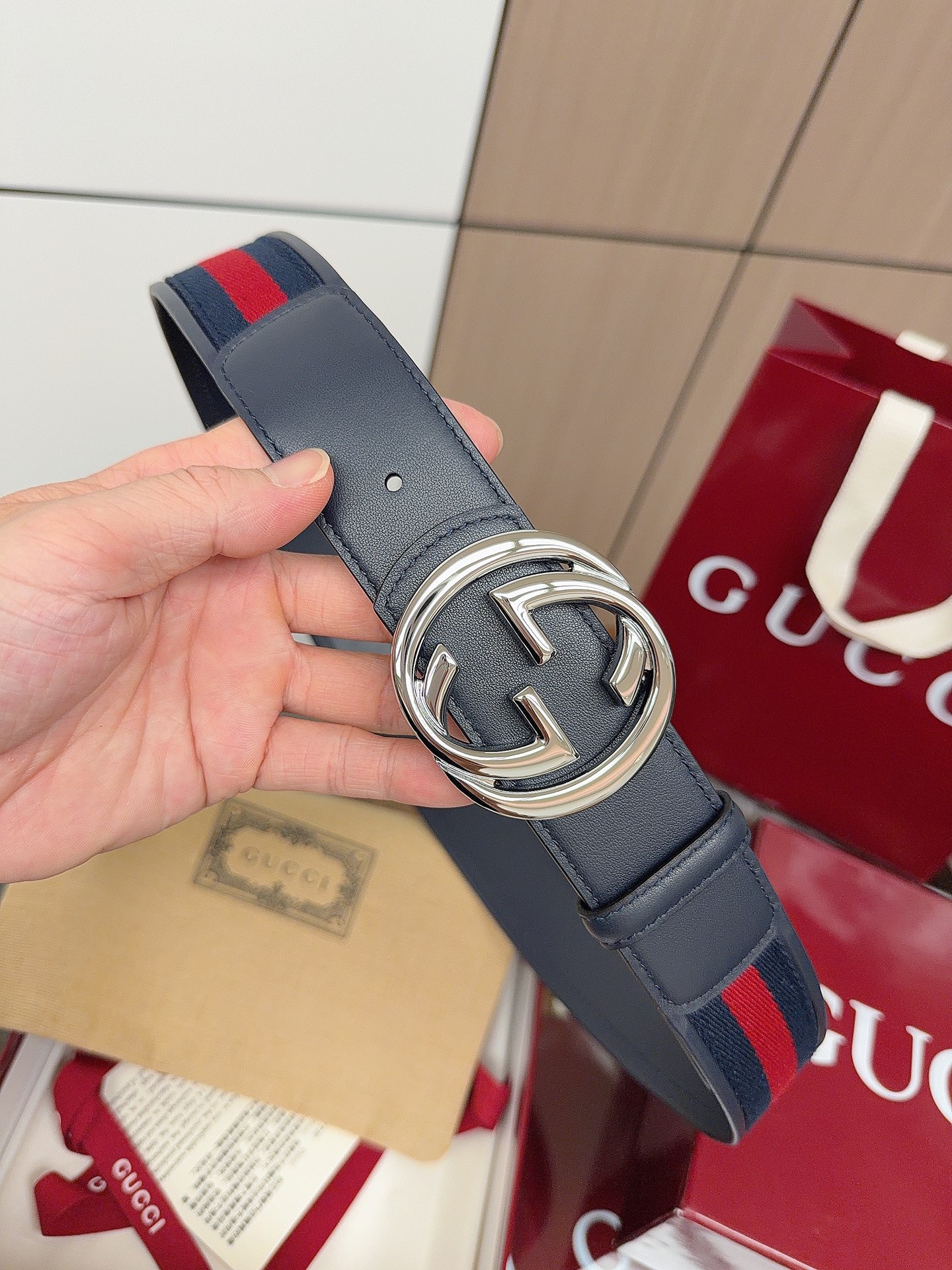 Gucci 这款男士腰带亮眼吸睛，是2026早春系列之一。腰带扣设有一个销钉，可轻松翻转互扣式双G造型配