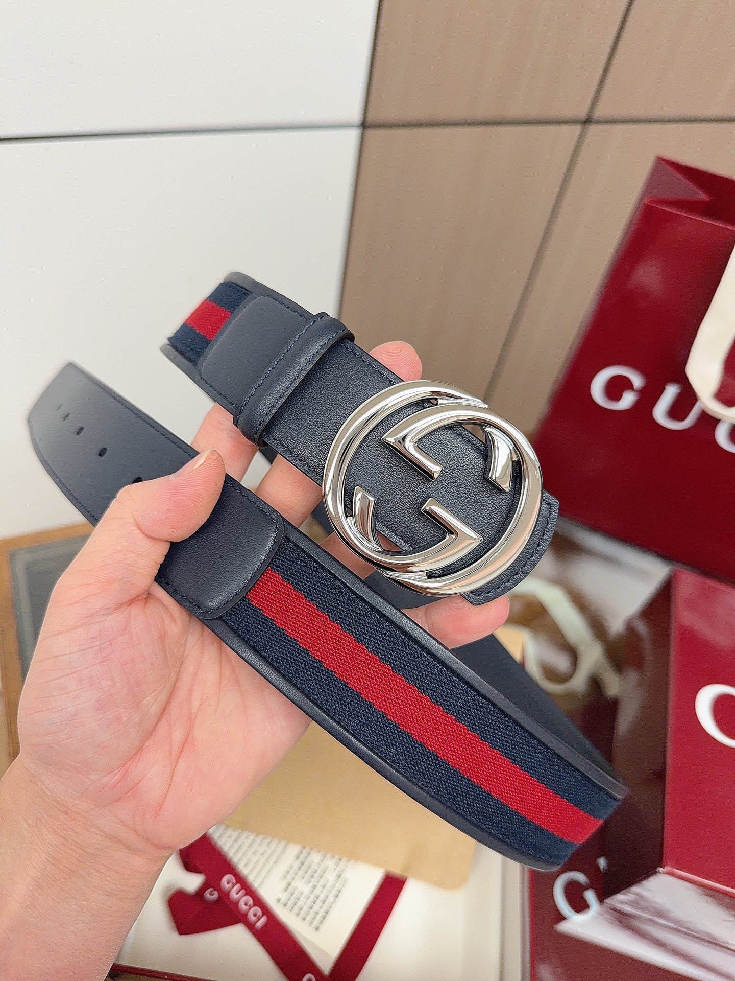Gucci 这款男士腰带亮眼吸睛，是2026早春系列之一。腰带扣设有一个销钉，可轻松翻转互扣式双G造型配