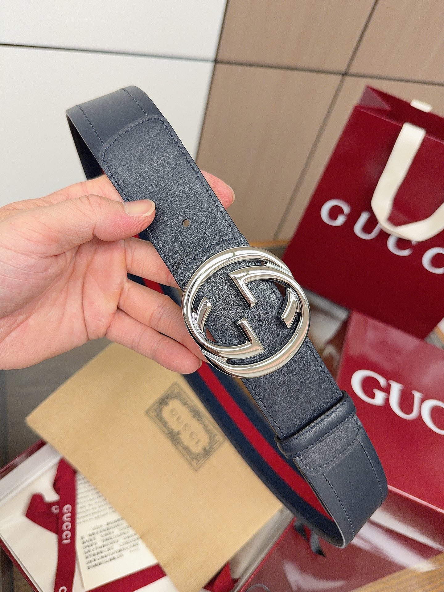 Gucci 这款男士腰带亮眼吸睛，是2026早春系列之一。腰带扣设有一个销钉，可轻松翻转互扣式双G造型配
