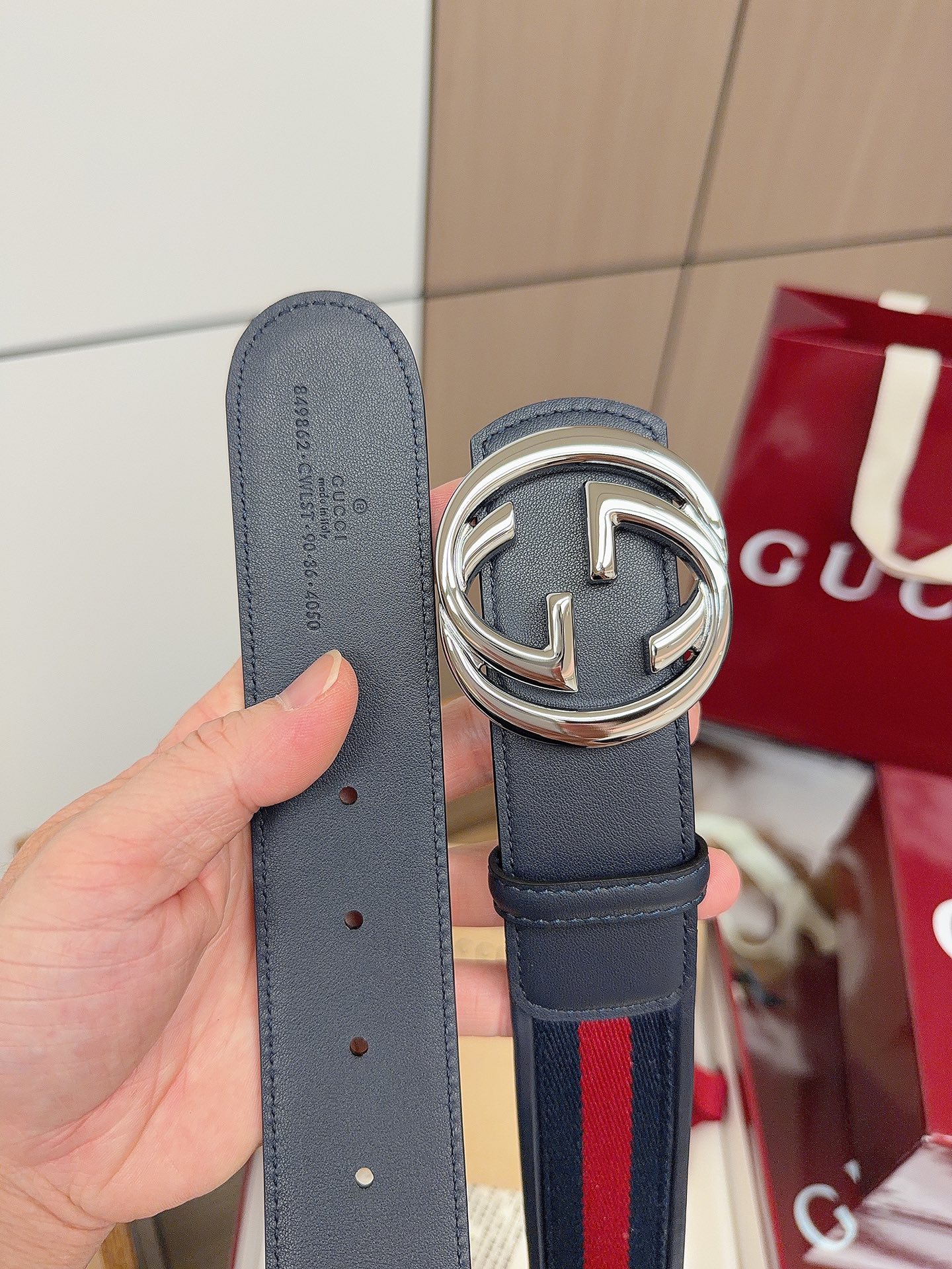 Gucci 这款男士腰带亮眼吸睛，是2026早春系列之一。腰带扣设有一个销钉，可轻松翻转互扣式双G造型配