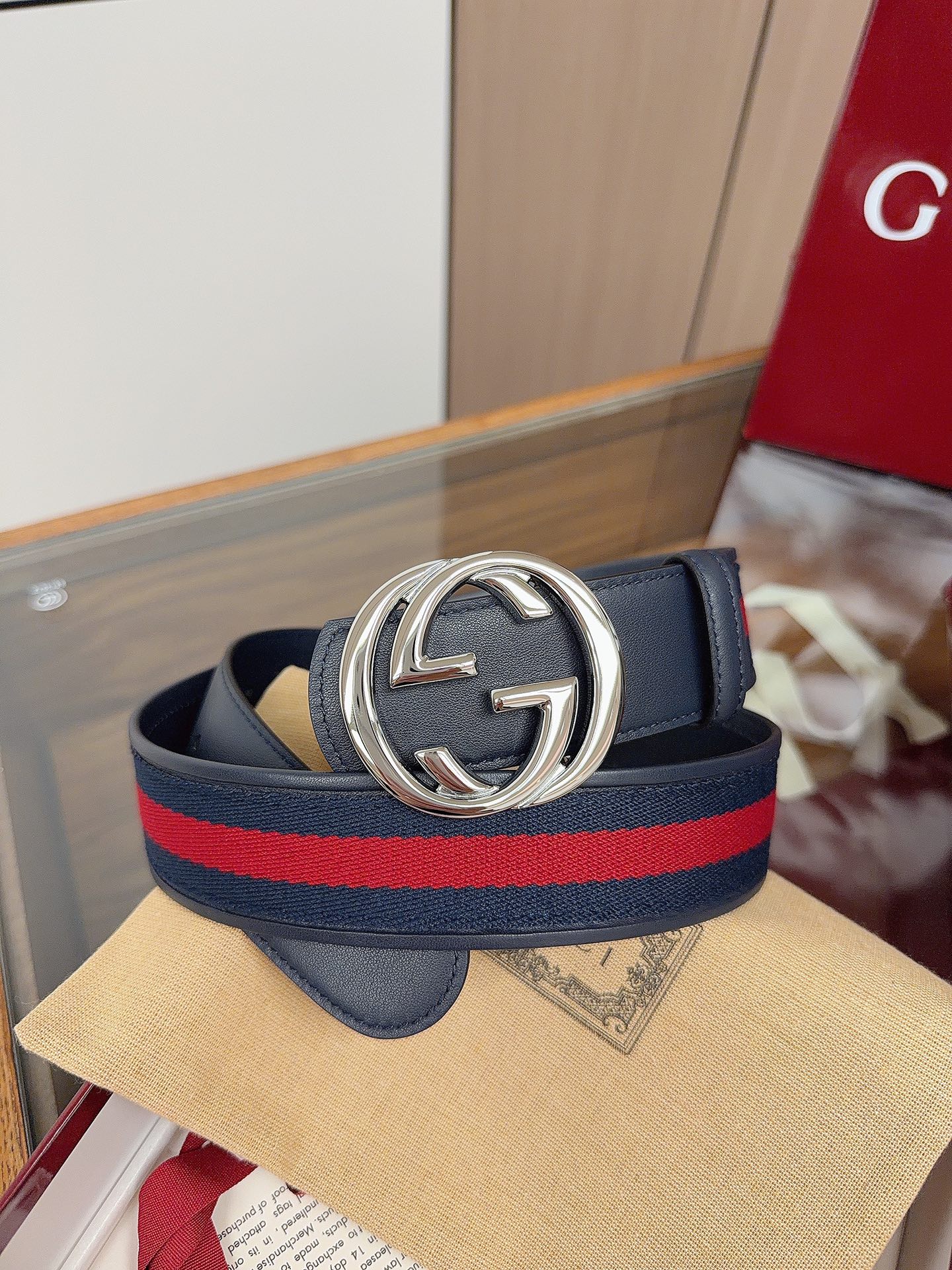 Gucci 这款男士腰带亮眼吸睛，是2026早春系列之一。腰带扣设有一个销钉，可轻松翻转互扣式双G造型配