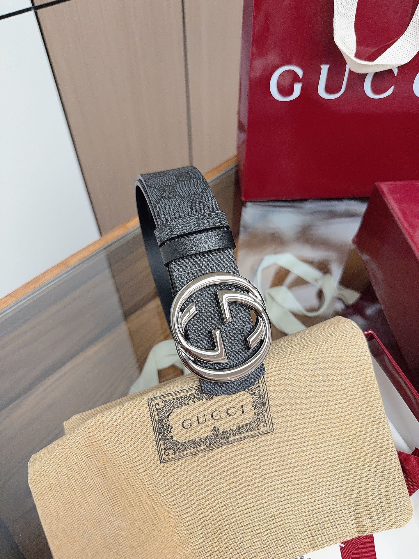 Gucci 这款男士腰带亮眼吸睛，是2026早春系列之一。腰带扣设有一个销钉，可轻松翻转互扣式双G造型配