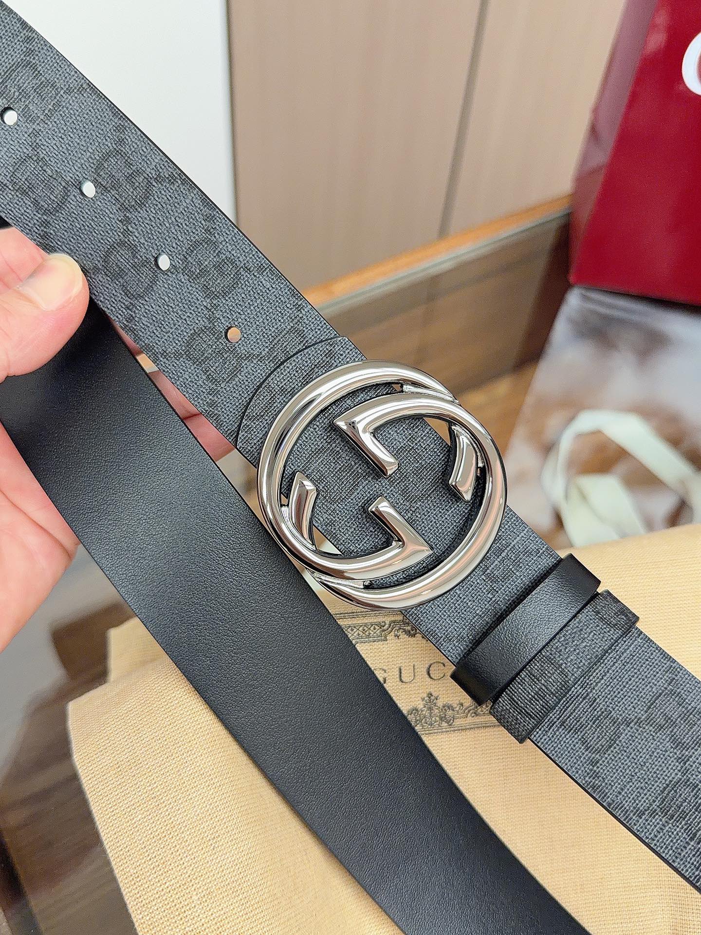 Gucci 这款男士腰带亮眼吸睛，是2026早春系列之一。腰带扣设有一个销钉，可轻松翻转互扣式双G造型配