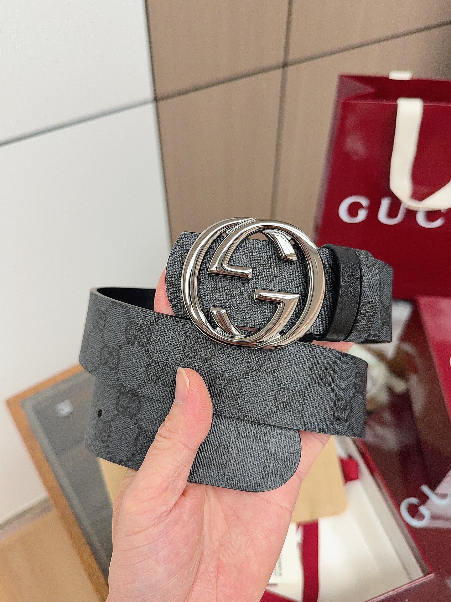Gucci 这款男士腰带亮眼吸睛，是2026早春系列之一。腰带扣设有一个销钉，可轻松翻转互扣式双G造型配