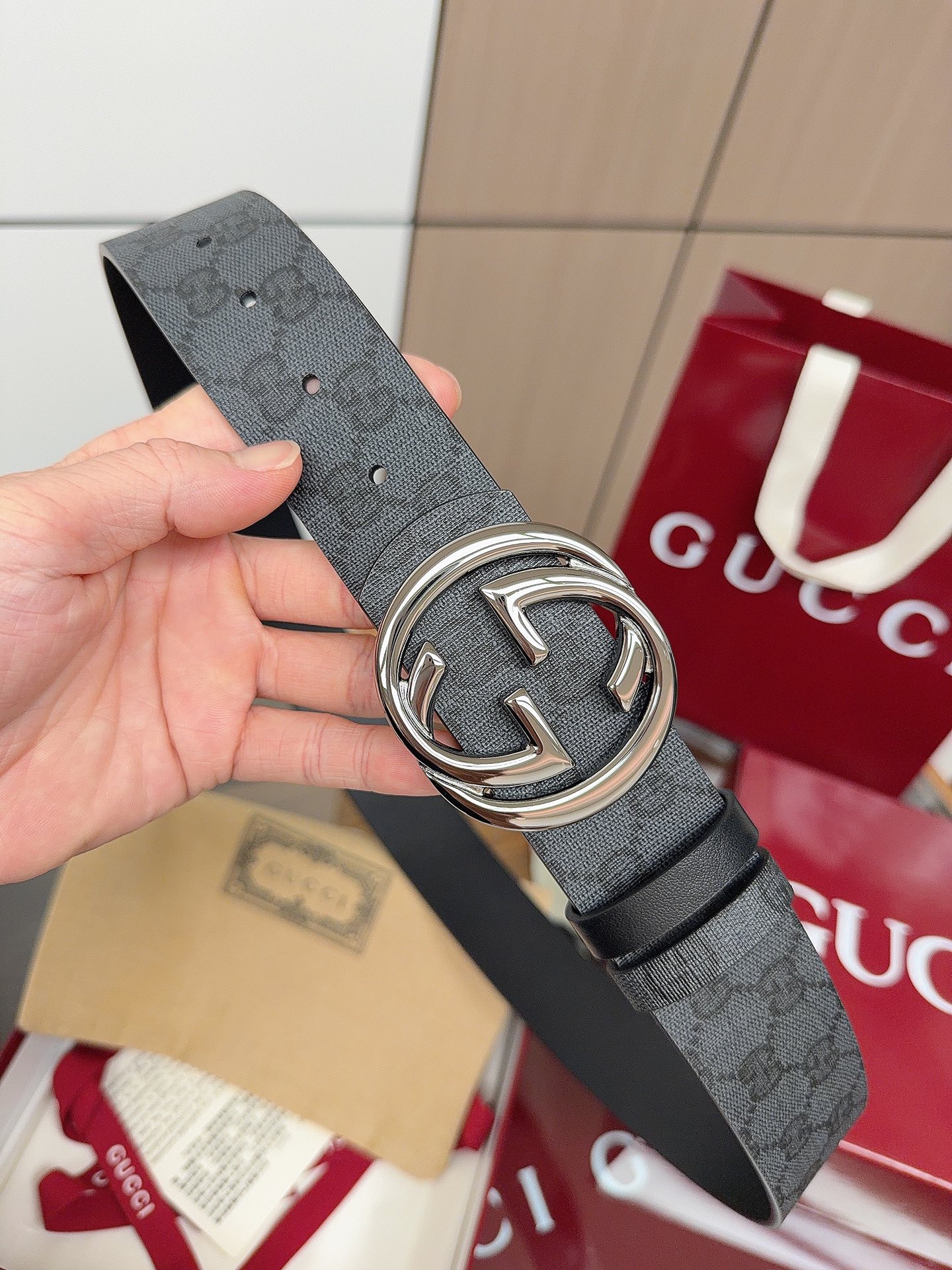 Gucci 这款男士腰带亮眼吸睛，是2026早春系列之一。腰带扣设有一个销钉，可轻松翻转互扣式双G造型配