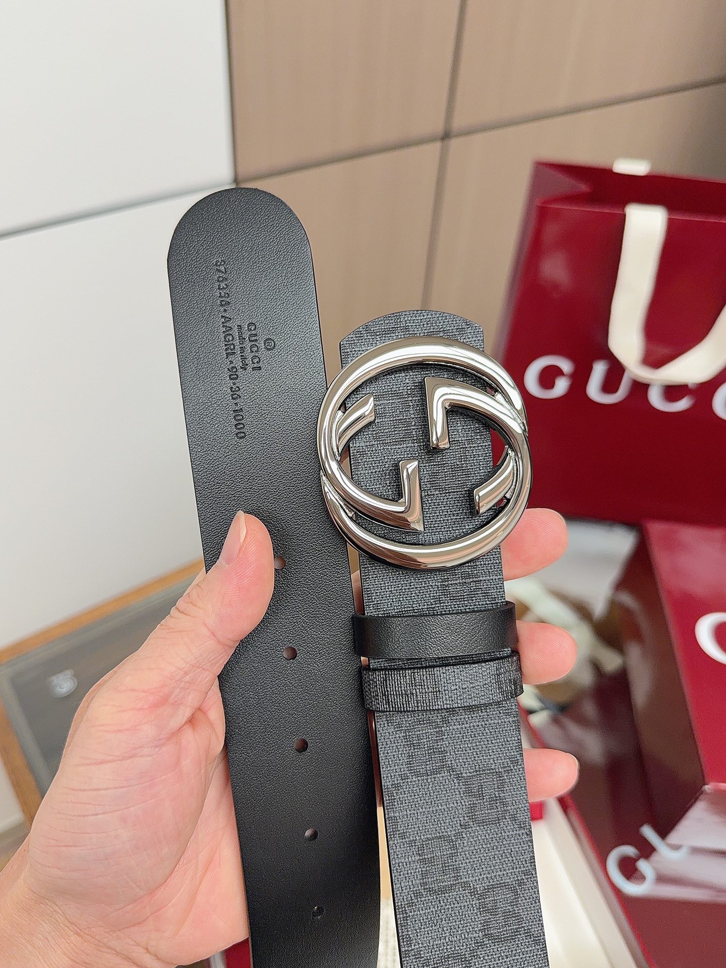 Gucci 这款男士腰带亮眼吸睛，是2026早春系列之一。腰带扣设有一个销钉，可轻松翻转互扣式双G造型配