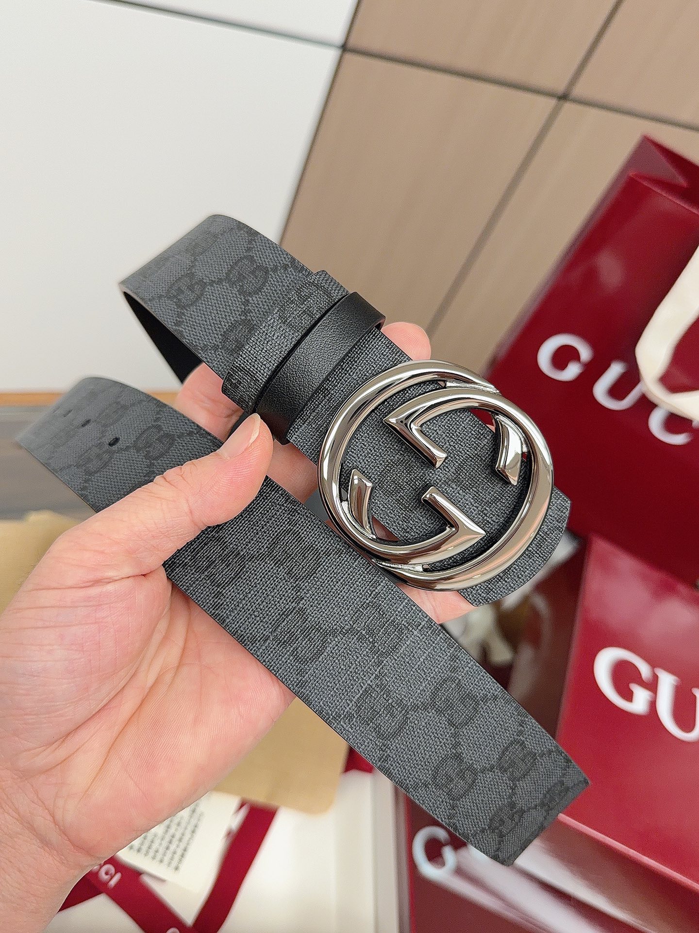 Gucci 这款男士腰带亮眼吸睛，是2026早春系列之一。腰带扣设有一个销钉，可轻松翻转互扣式双G造型配