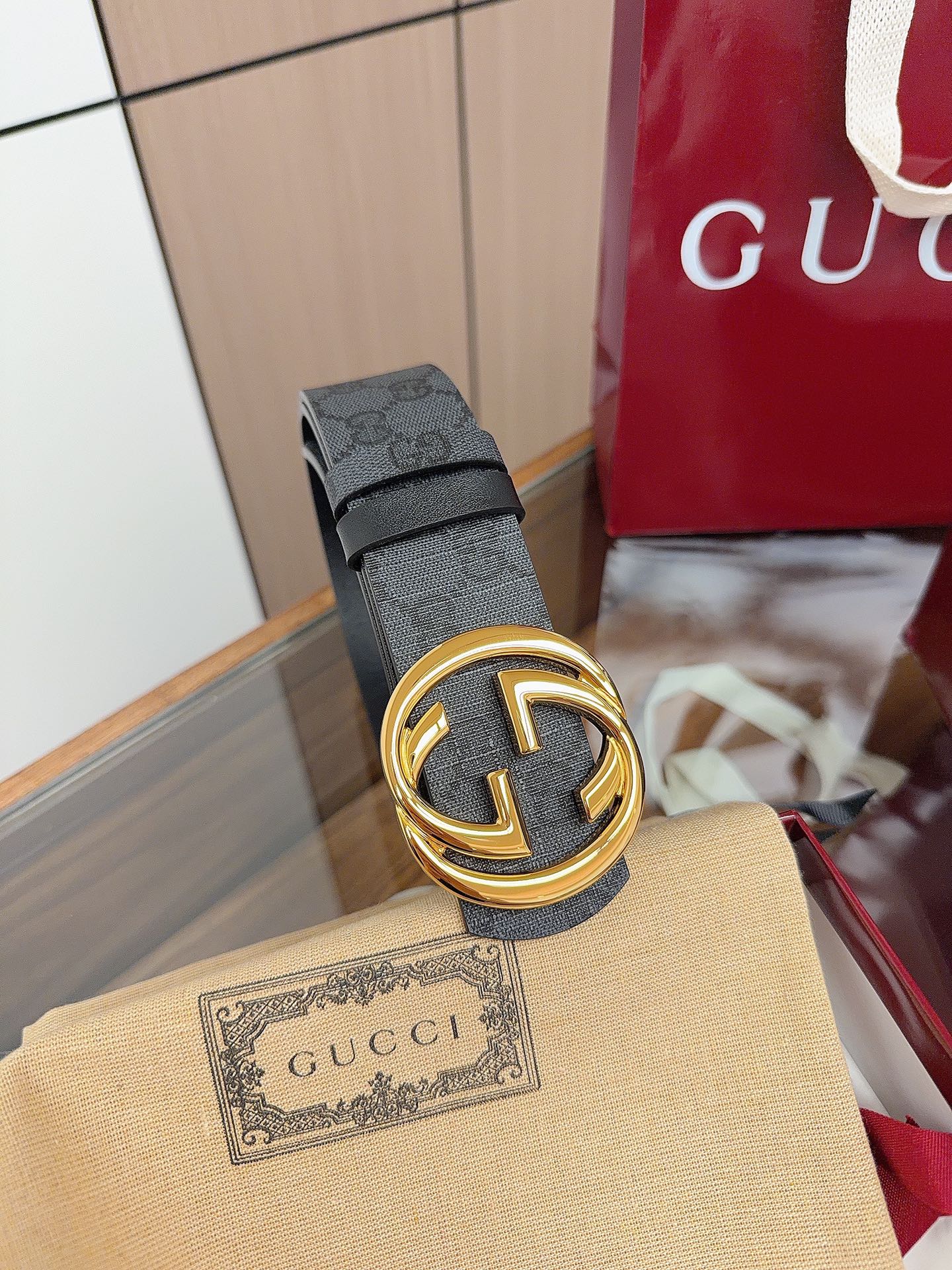 Gucci 这款男士腰带亮眼吸睛，是2026早春系列之一。腰带扣设有一个销钉，可轻松翻转互扣式双G造型配