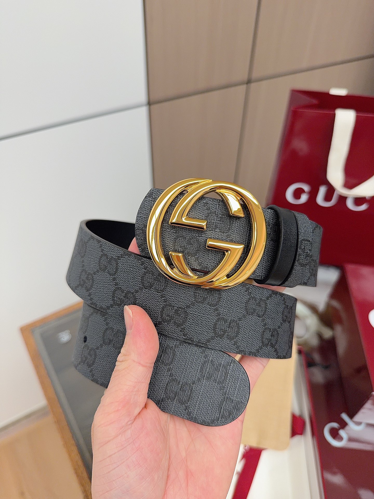 Gucci 这款男士腰带亮眼吸睛，是2026早春系列之一。腰带扣设有一个销钉，可轻松翻转互扣式双G造型配