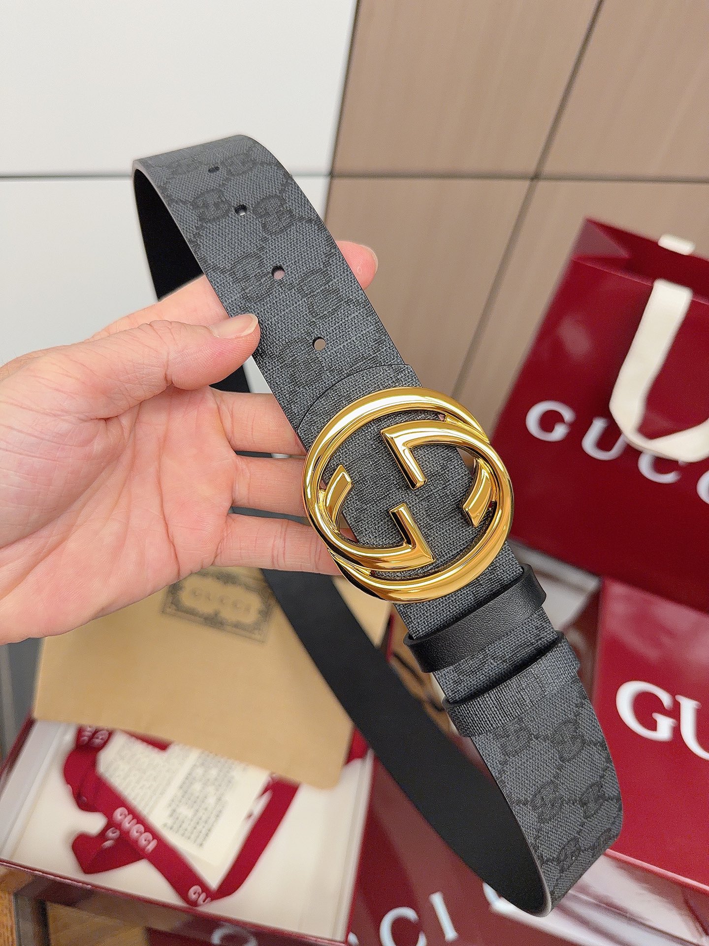 Gucci 这款男士腰带亮眼吸睛，是2026早春系列之一。腰带扣设有一个销钉，可轻松翻转互扣式双G造型配