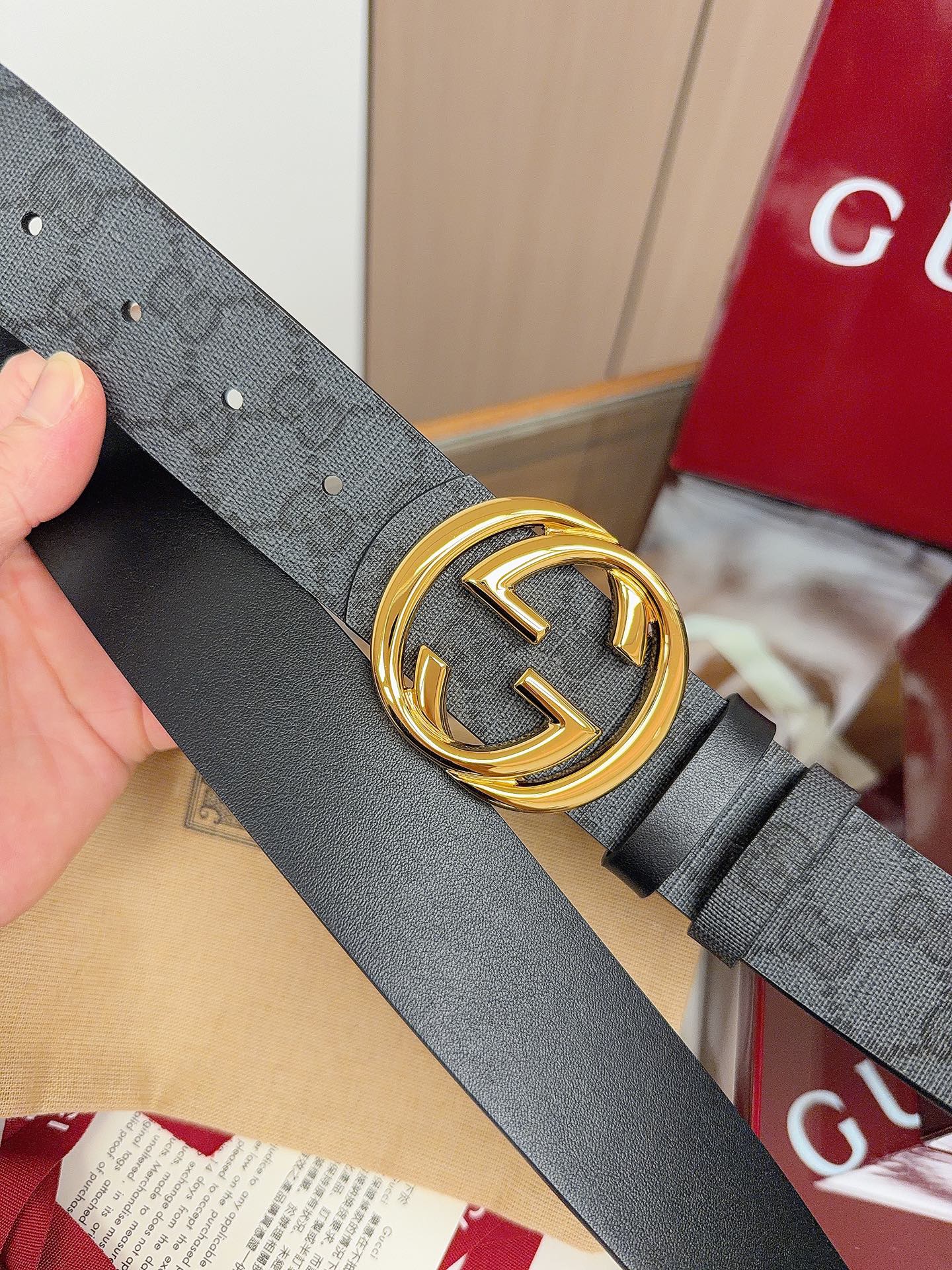 Gucci 这款男士腰带亮眼吸睛，是2026早春系列之一。腰带扣设有一个销钉，可轻松翻转互扣式双G造型配