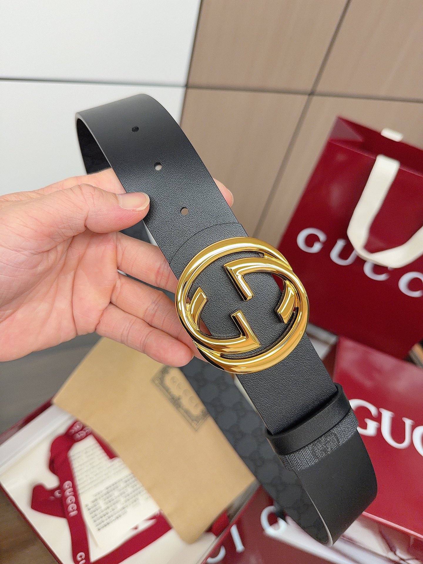 Gucci 这款男士腰带亮眼吸睛，是2026早春系列之一。腰带扣设有一个销钉，可轻松翻转互扣式双G造型配