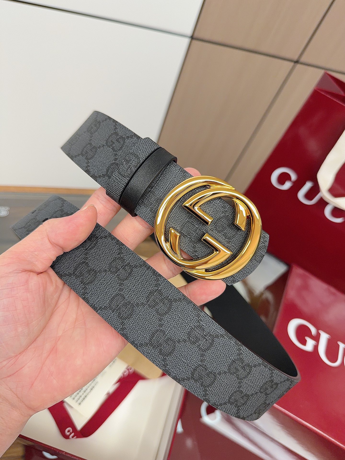 Gucci 这款男士腰带亮眼吸睛，是2026早春系列之一。腰带扣设有一个销钉，可轻松翻转互扣式双G造型配