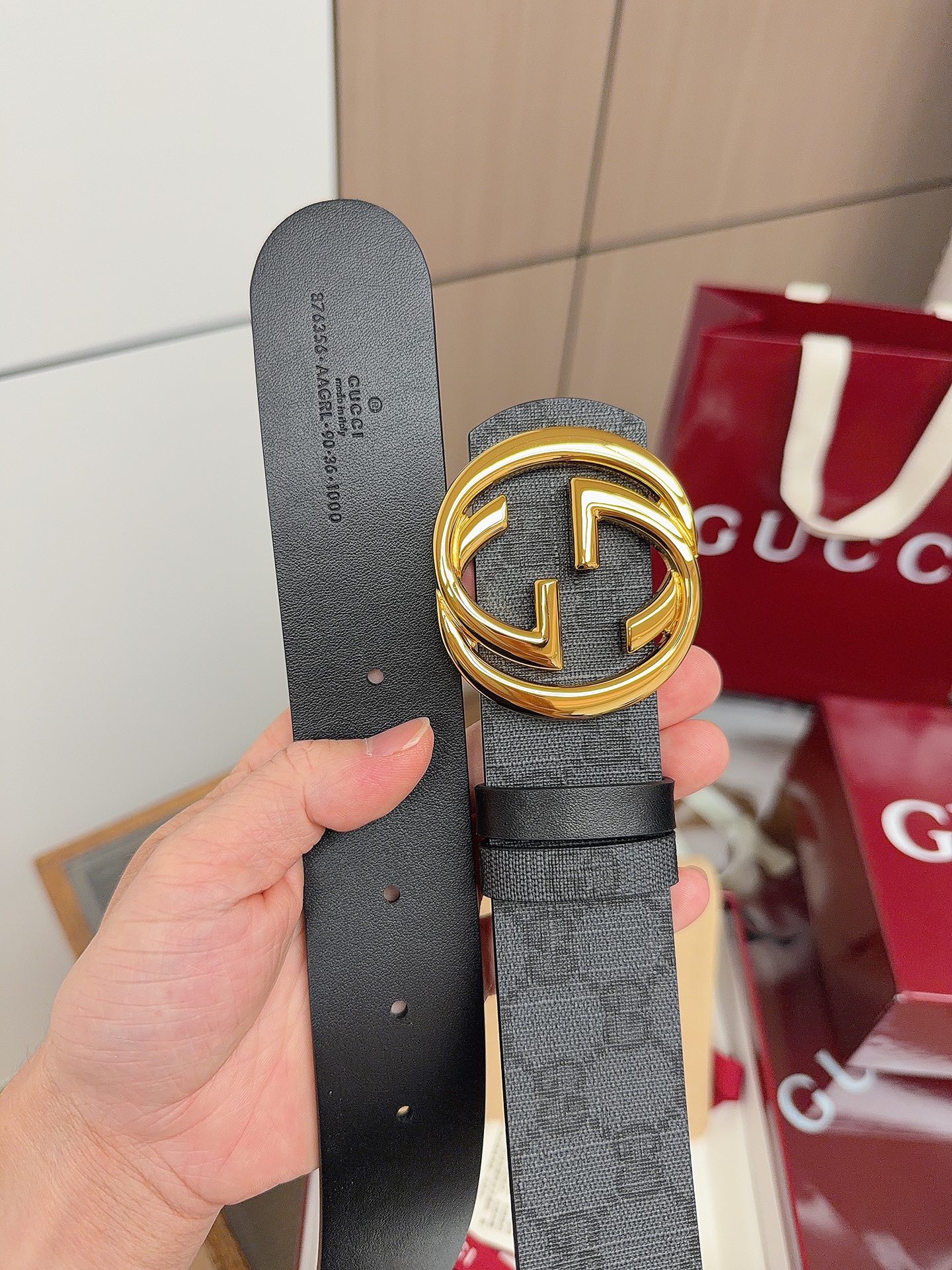 Gucci 这款男士腰带亮眼吸睛，是2026早春系列之一。腰带扣设有一个销钉，可轻松翻转互扣式双G造型配
