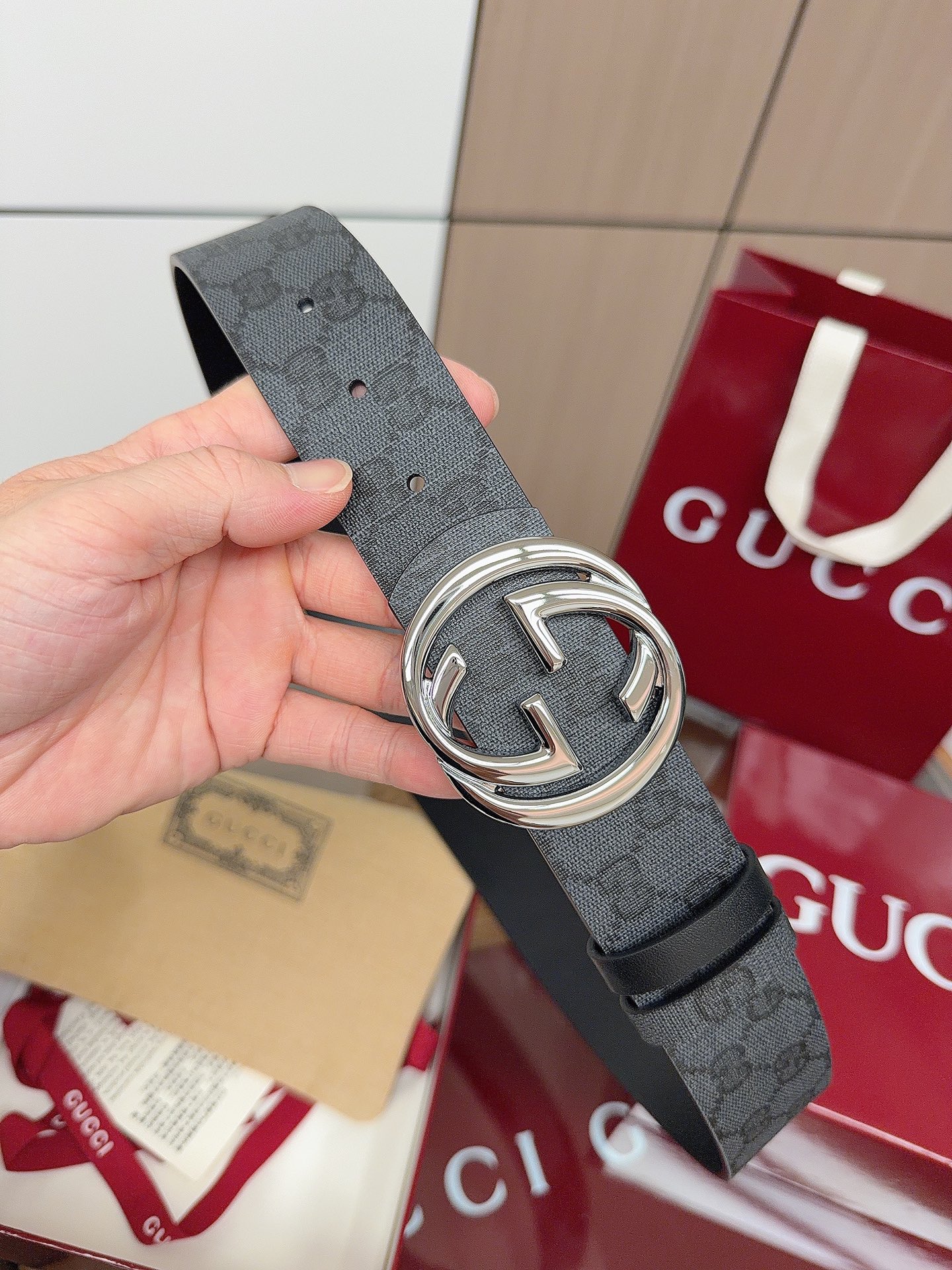 Gucci 这款男士腰带亮眼吸睛，是2026早春系列之一。腰带扣设有一个销钉，可轻松翻转互扣式双G造型配