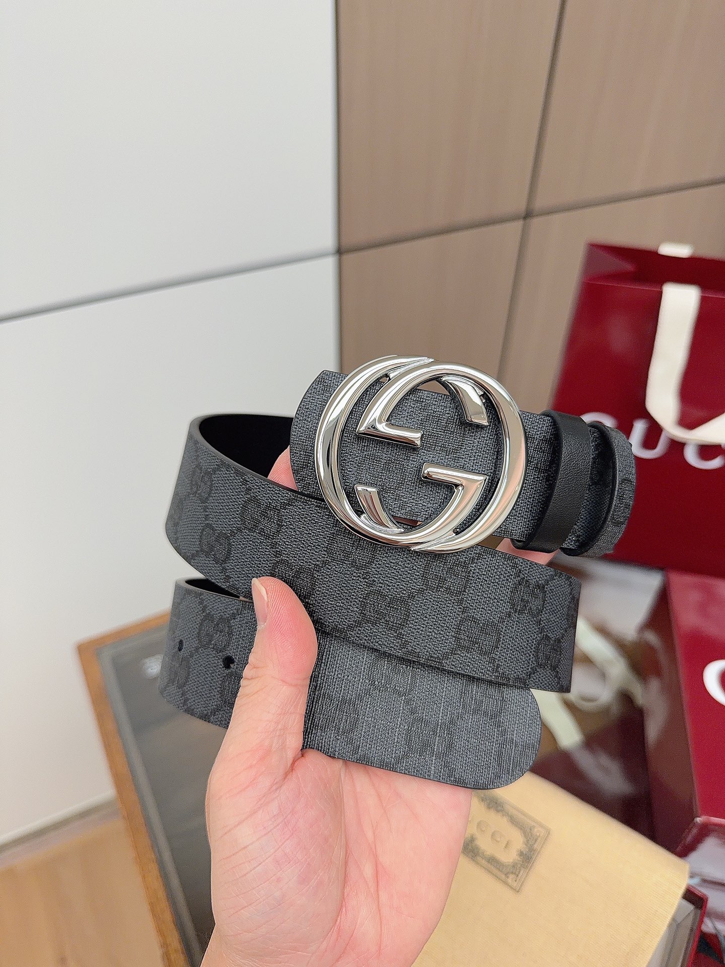 Gucci 这款男士腰带亮眼吸睛，是2026早春系列之一。腰带扣设有一个销钉，可轻松翻转互扣式双G造型配