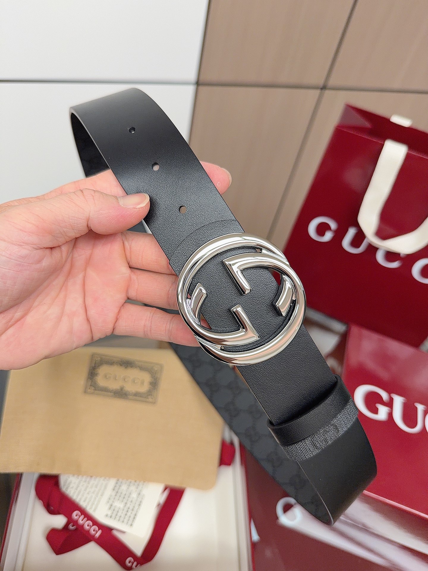 Gucci 这款男士腰带亮眼吸睛，是2026早春系列之一。腰带扣设有一个销钉，可轻松翻转互扣式双G造型配