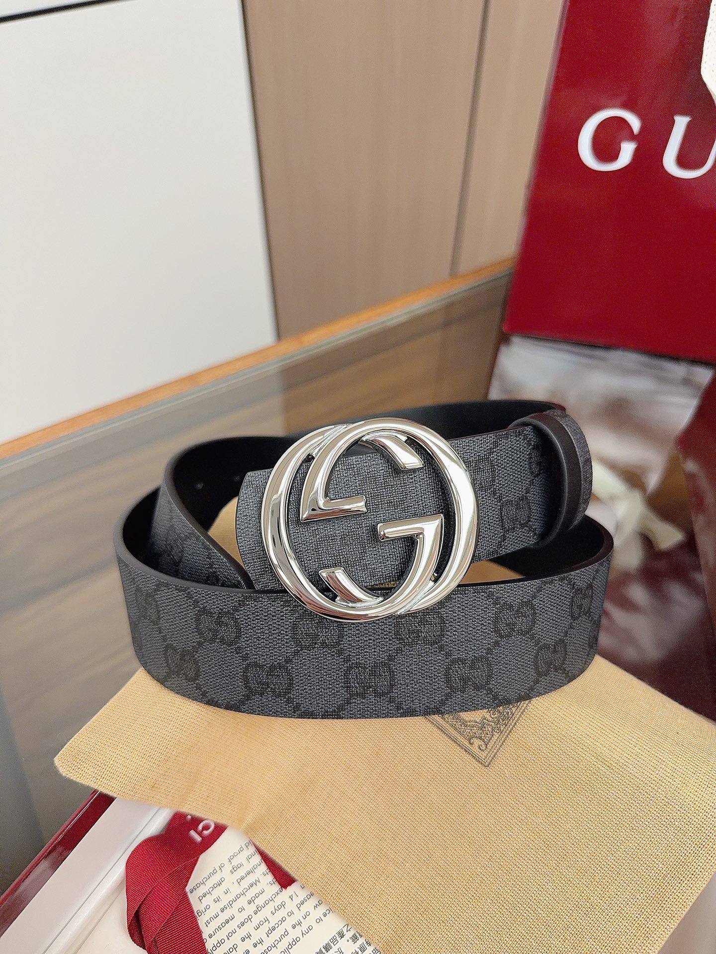 Gucci 这款男士腰带亮眼吸睛，是2026早春系列之一。腰带扣设有一个销钉，可轻松翻转互扣式双G造型配