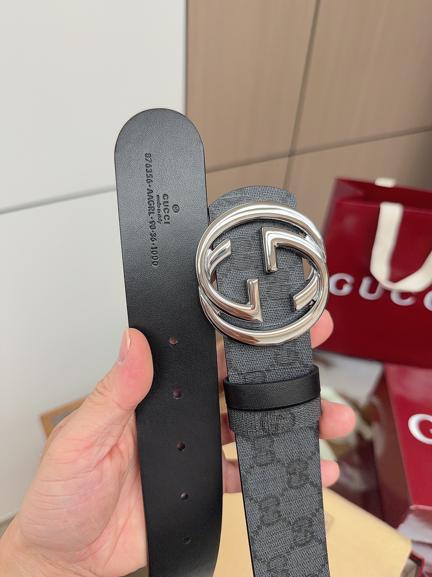 Gucci 这款男士腰带亮眼吸睛，是2026早春系列之一。腰带扣设有一个销钉，可轻松翻转互扣式双G造型配